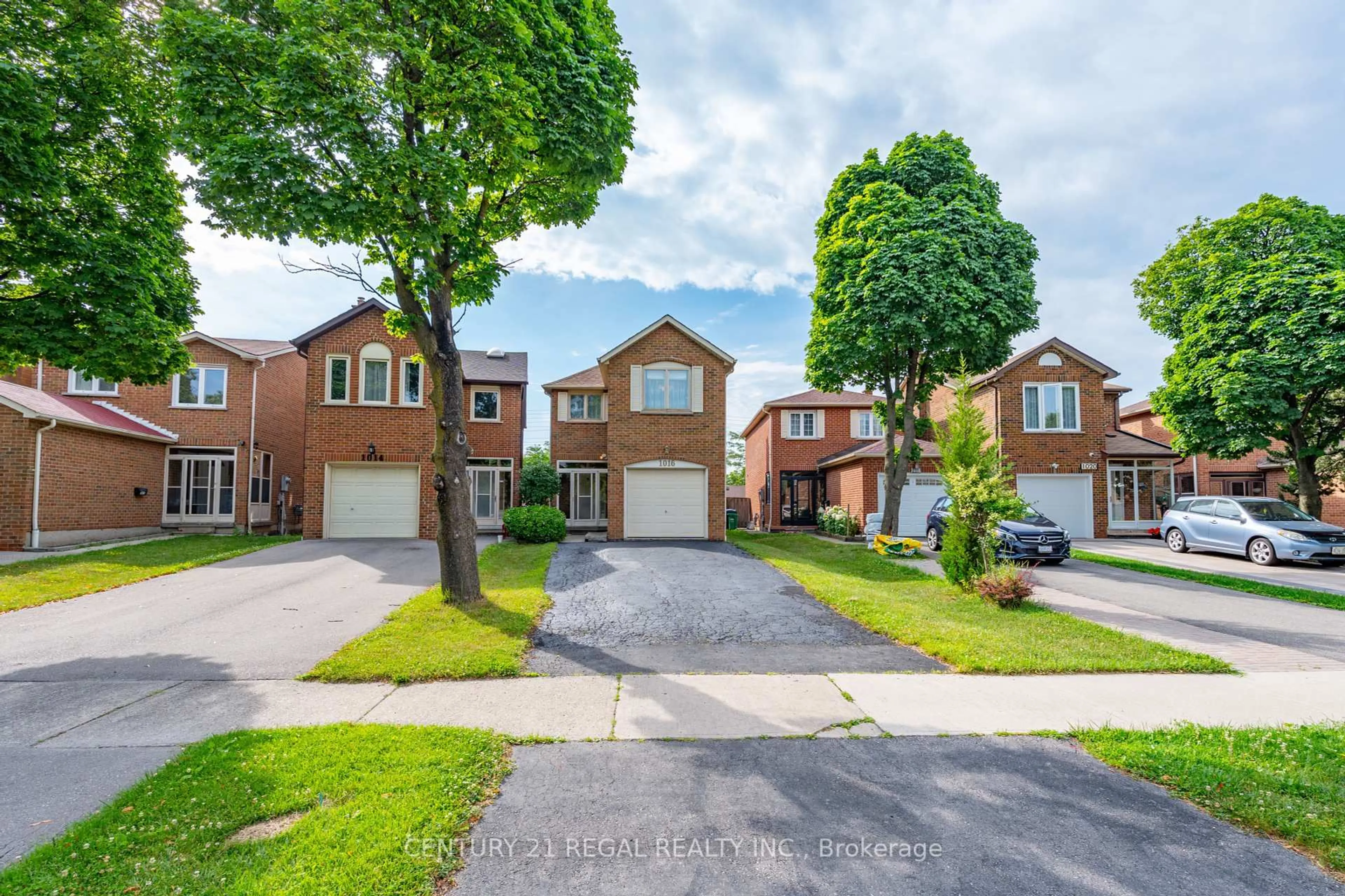 A pic from outside/outdoor area/front of a property/back of a property/a pic from drone, street for 1016 Whispering Wood Dr, Mississauga Ontario L5C 3Z4
