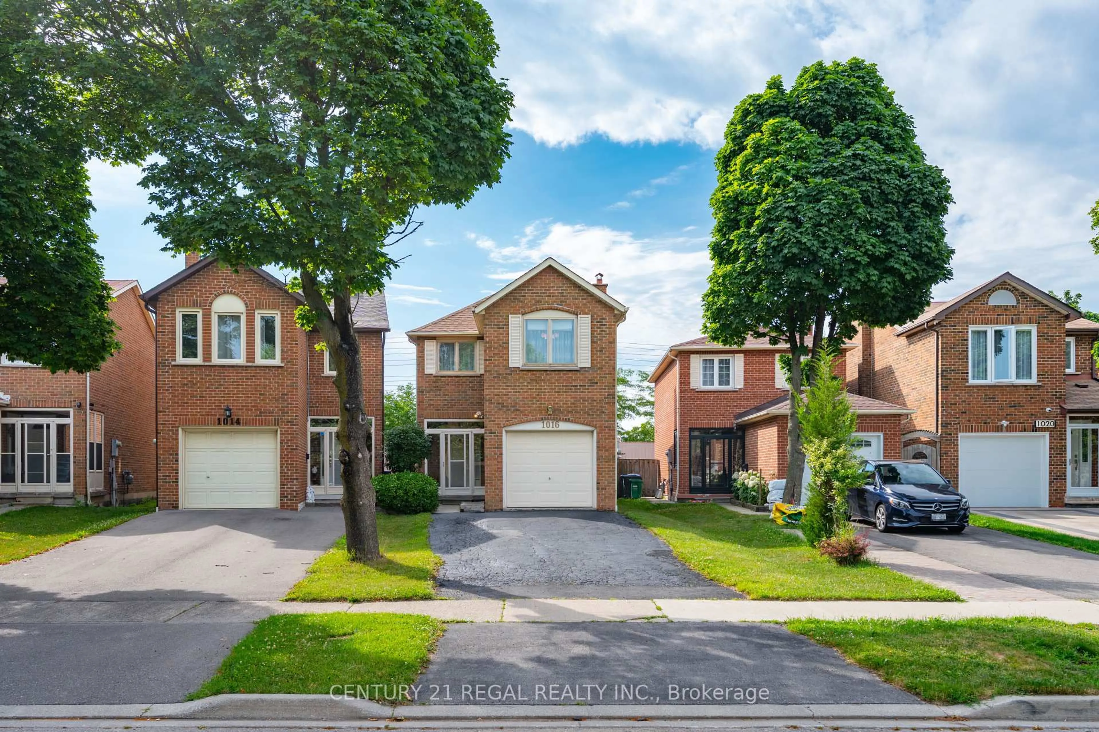A pic from outside/outdoor area/front of a property/back of a property/a pic from drone, street for 1016 Whispering Wood Dr, Mississauga Ontario L5C 3Z4