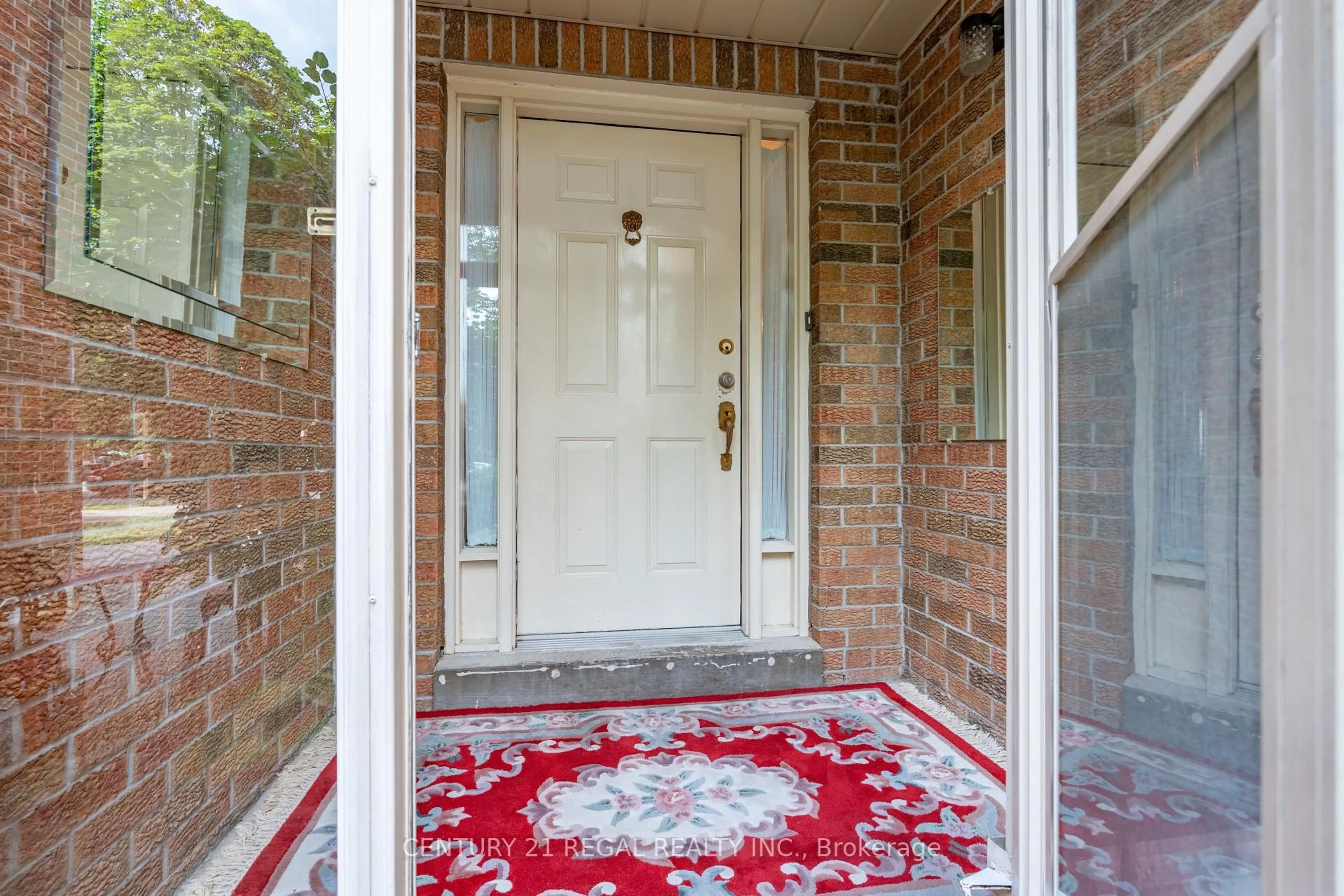 Indoor entryway for 1016 Whispering Wood Dr, Mississauga Ontario L5C 3Z4