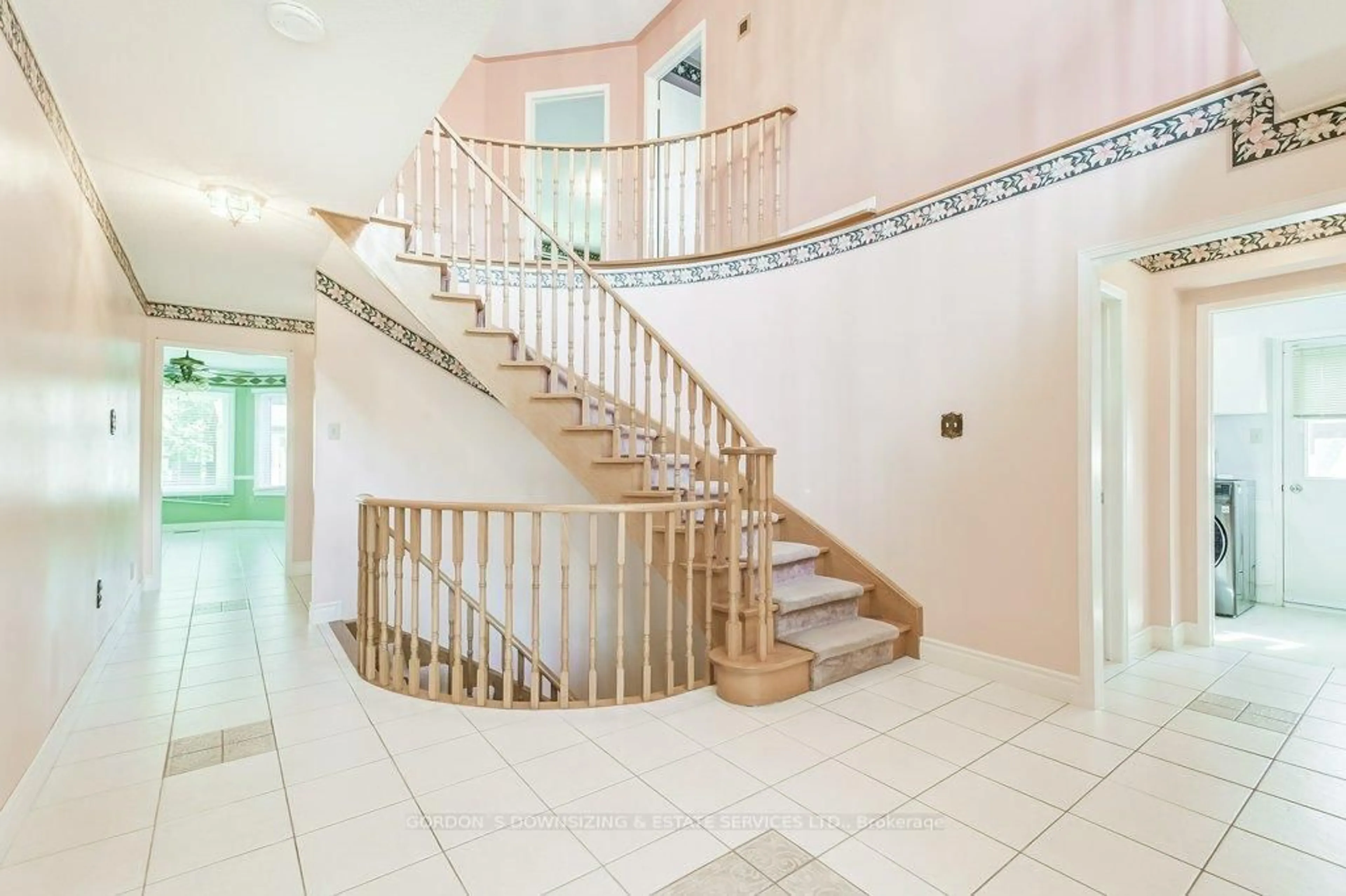 Indoor foyer for 459 Glenashton Dr, Oakville Ontario L6H 4W6