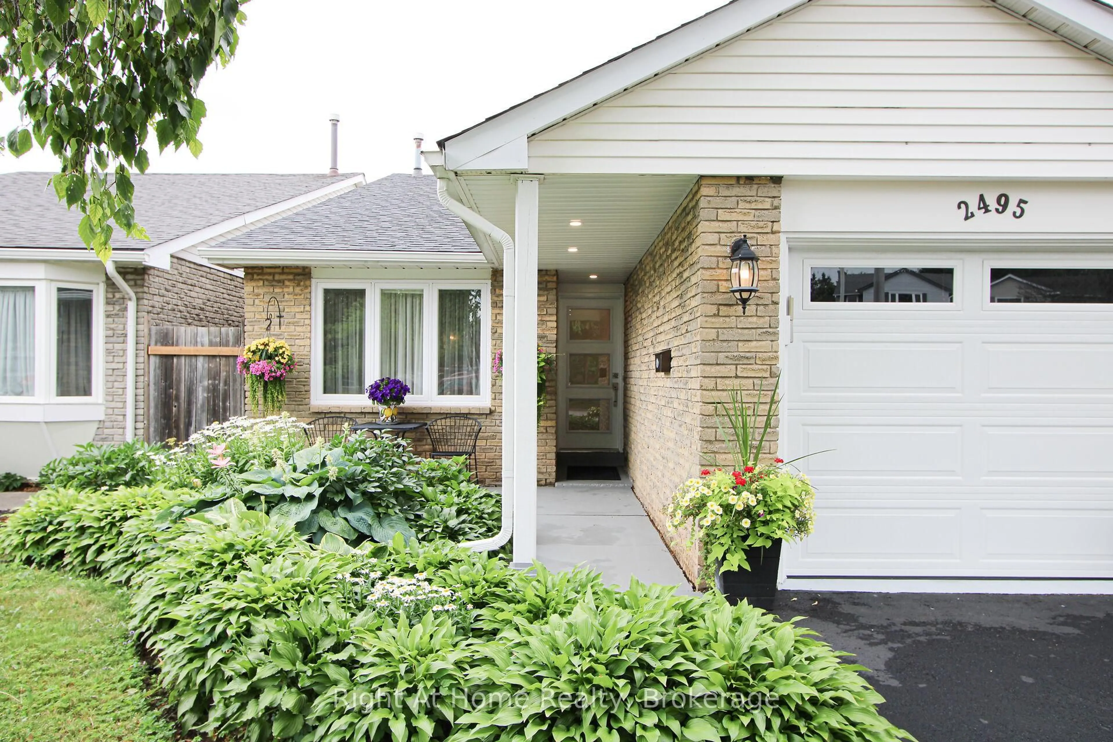 Home with brick exterior material, street for 2495 Snowhill Crt, Burlington Ontario L7M 1Y3