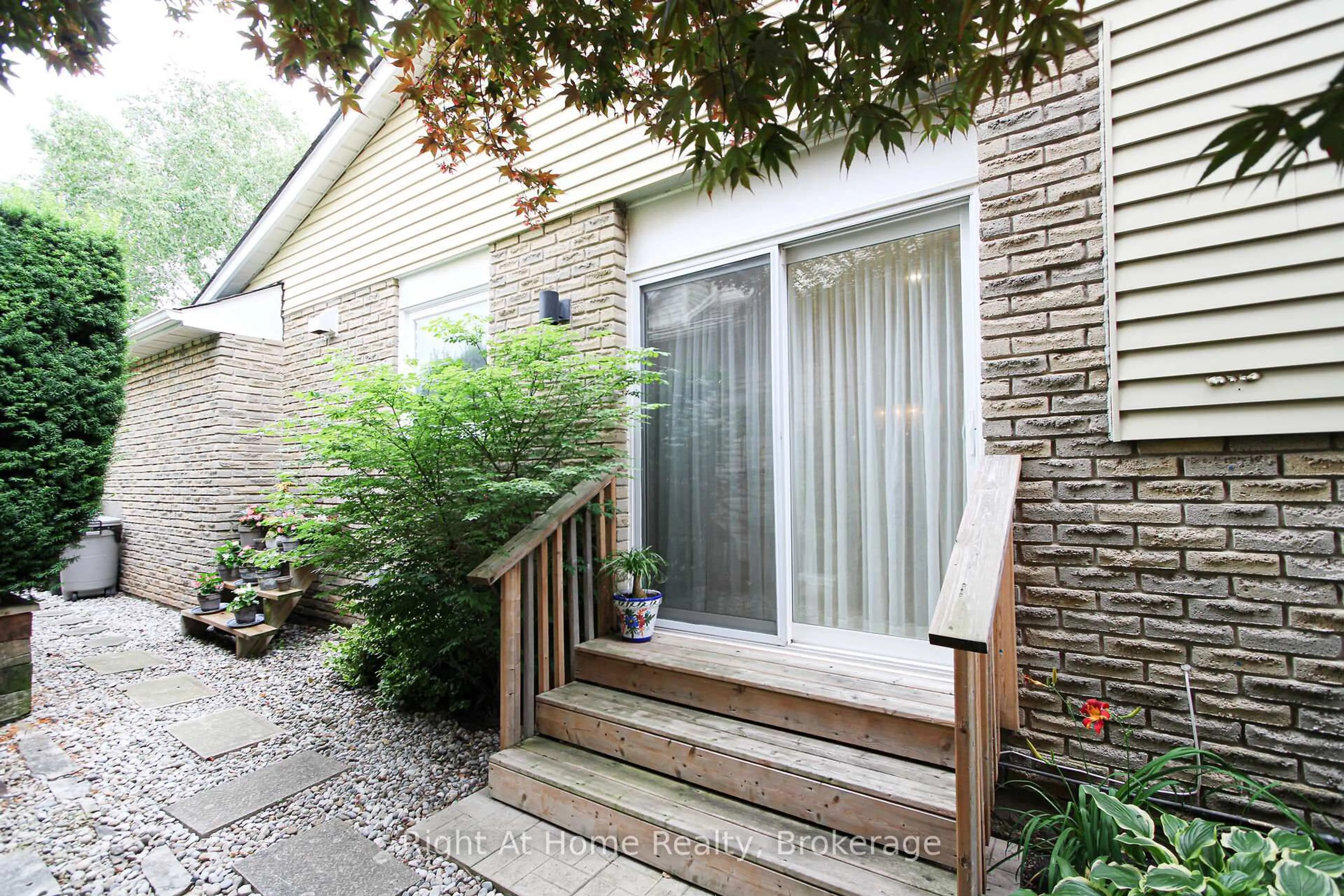 Patio, street for 2495 Snowhill Crt, Burlington Ontario L7M 1Y3