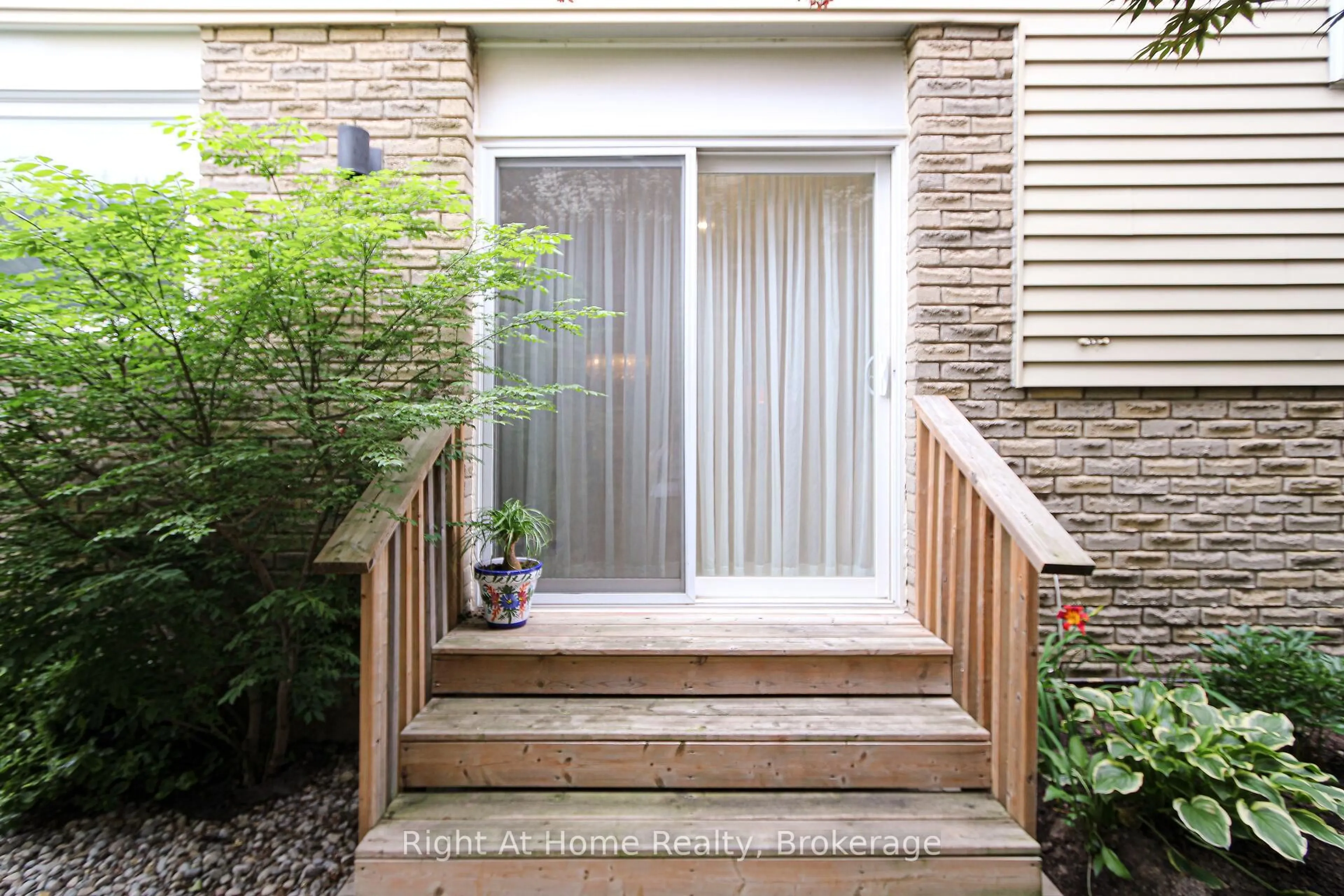 Unknown for 2495 Snowhill Crt, Burlington Ontario L7M 1Y3