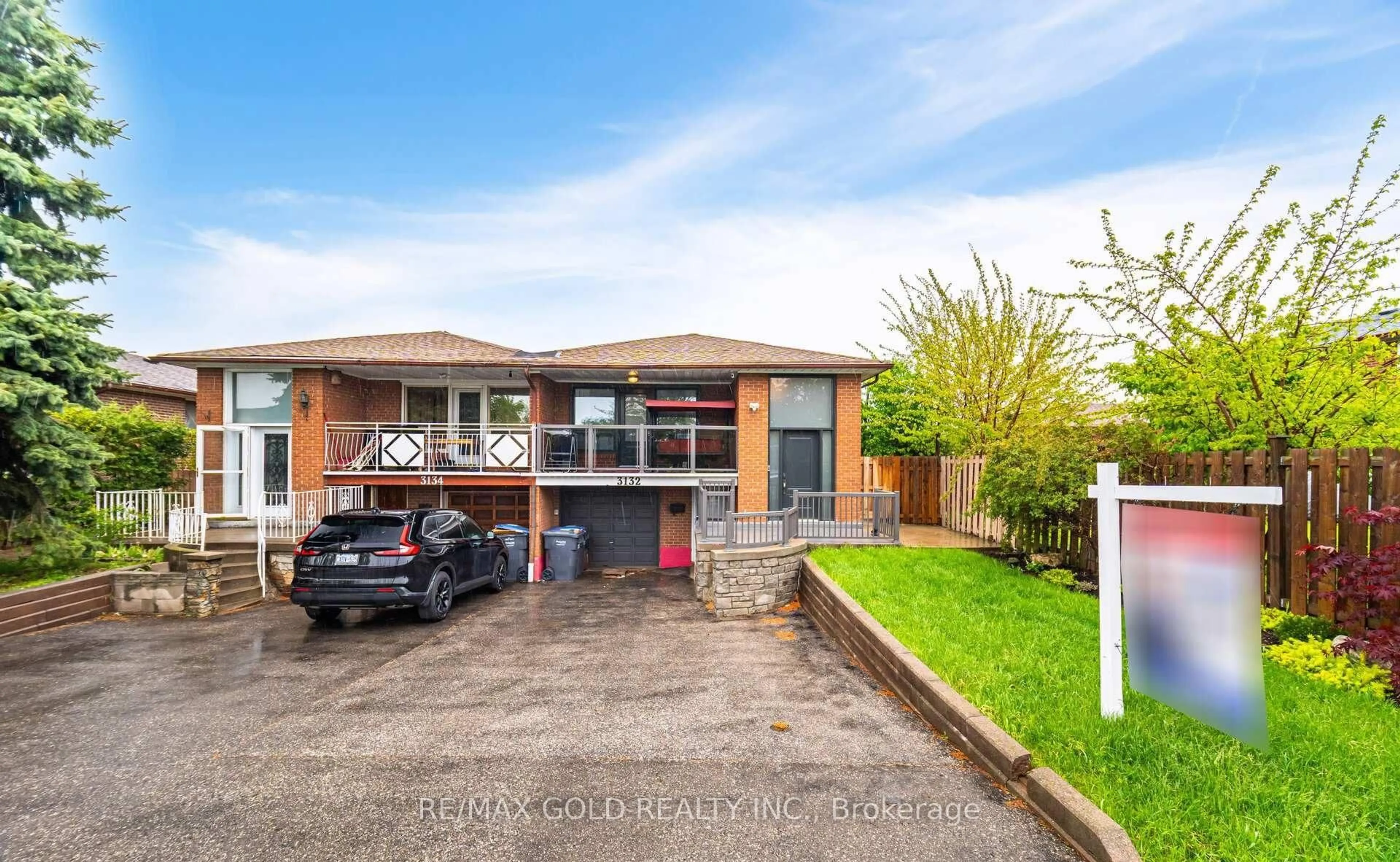 A pic from outside/outdoor area/front of a property/back of a property/a pic from drone, street for 3132 Morning Star Dr, Mississauga Ontario L4T 1X4
