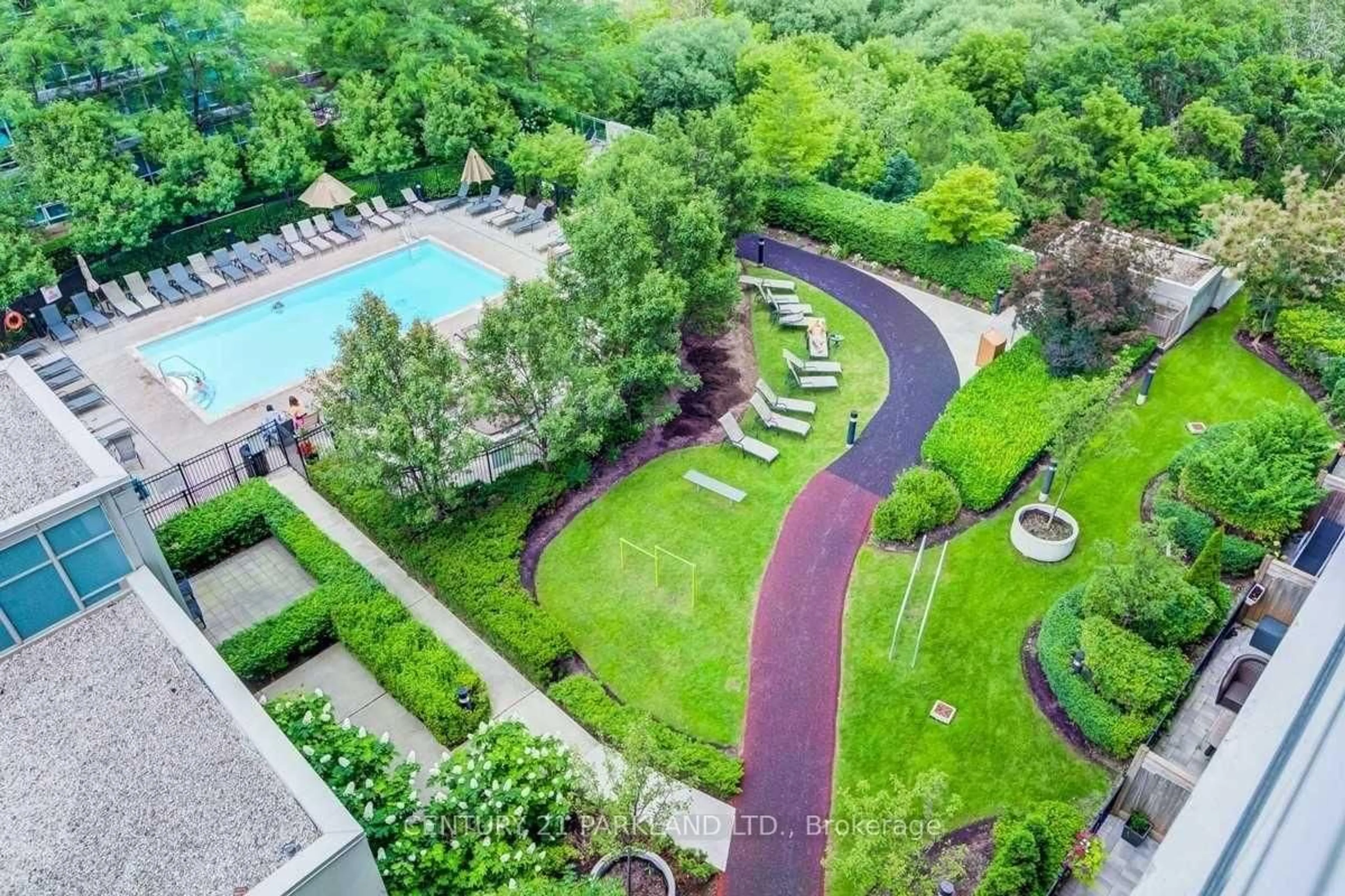 A pic from outside/outdoor area/front of a property/back of a property/a pic from drone, water/lake/river/ocean view for 165 Legion Rd #933, Toronto Ontario M8Y 0B3