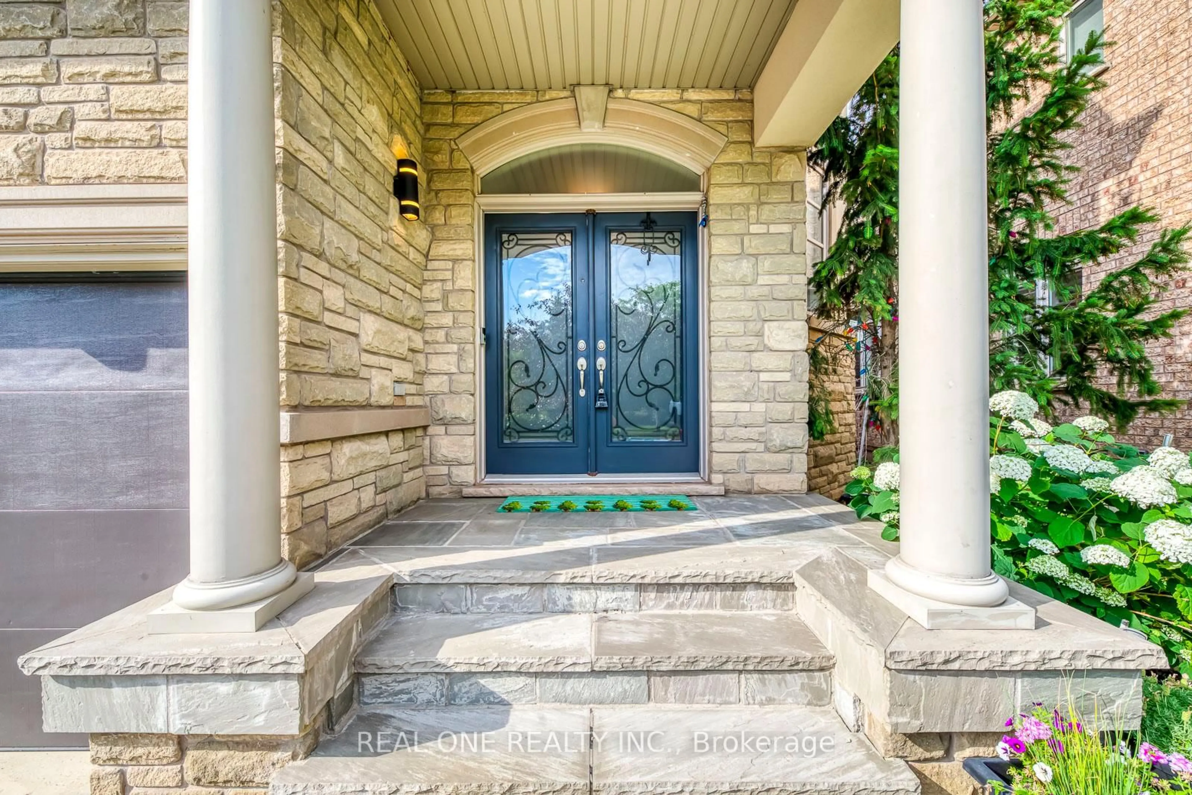 Indoor entryway for 2336 Thruxton Dr, Oakville Ontario L6H 0C5