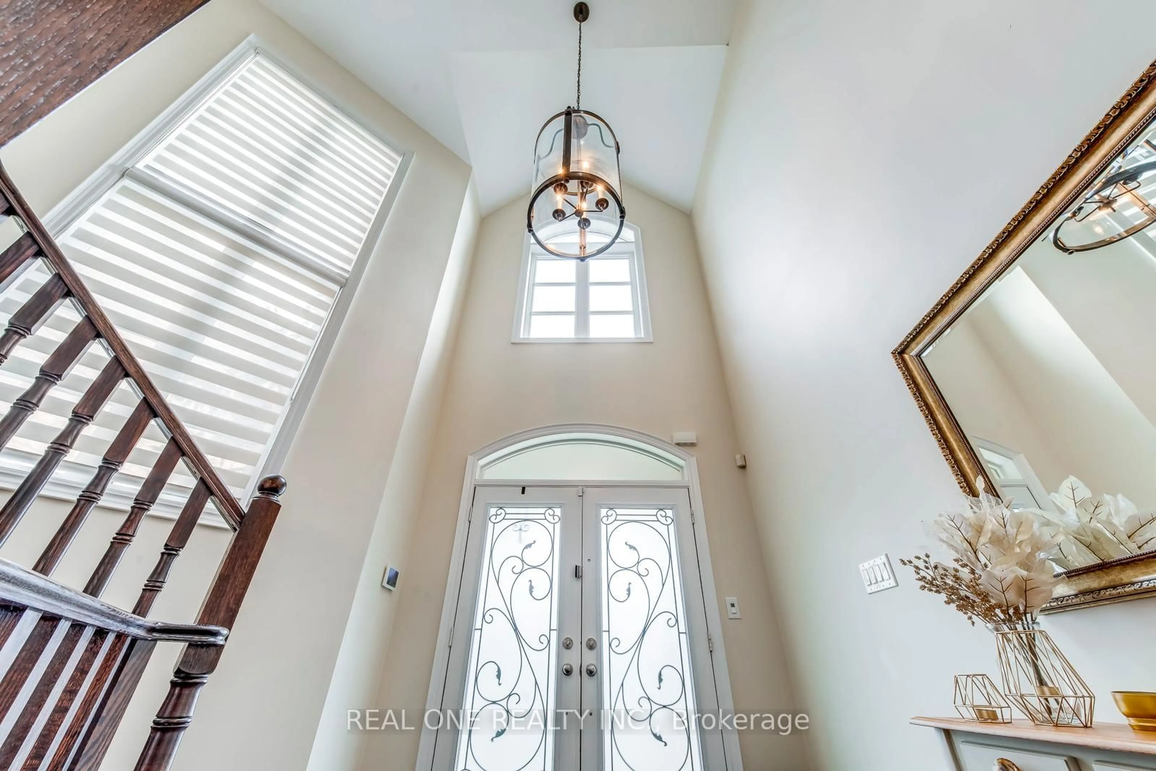 Indoor entryway for 2336 Thruxton Dr, Oakville Ontario L6H 0C5