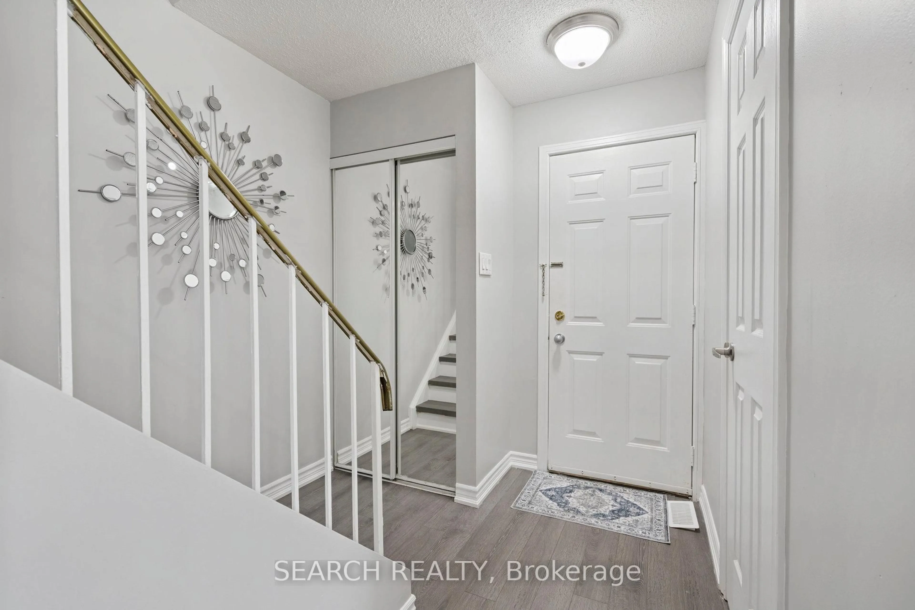Indoor entryway for 15 Hector Crt, Brampton Ontario L6S 1P1