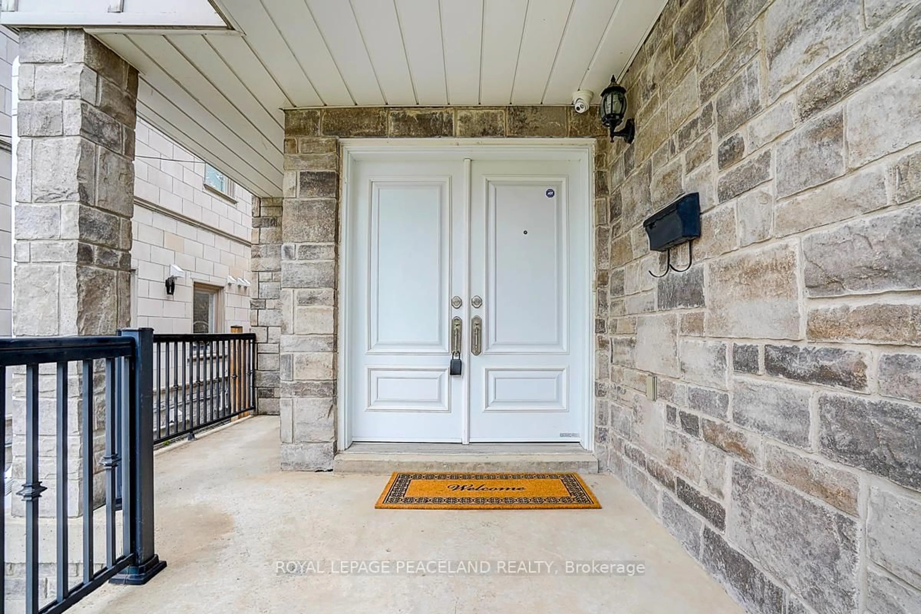 Indoor entryway for 957 Ninth St, Mississauga Ontario L5E 1S2
