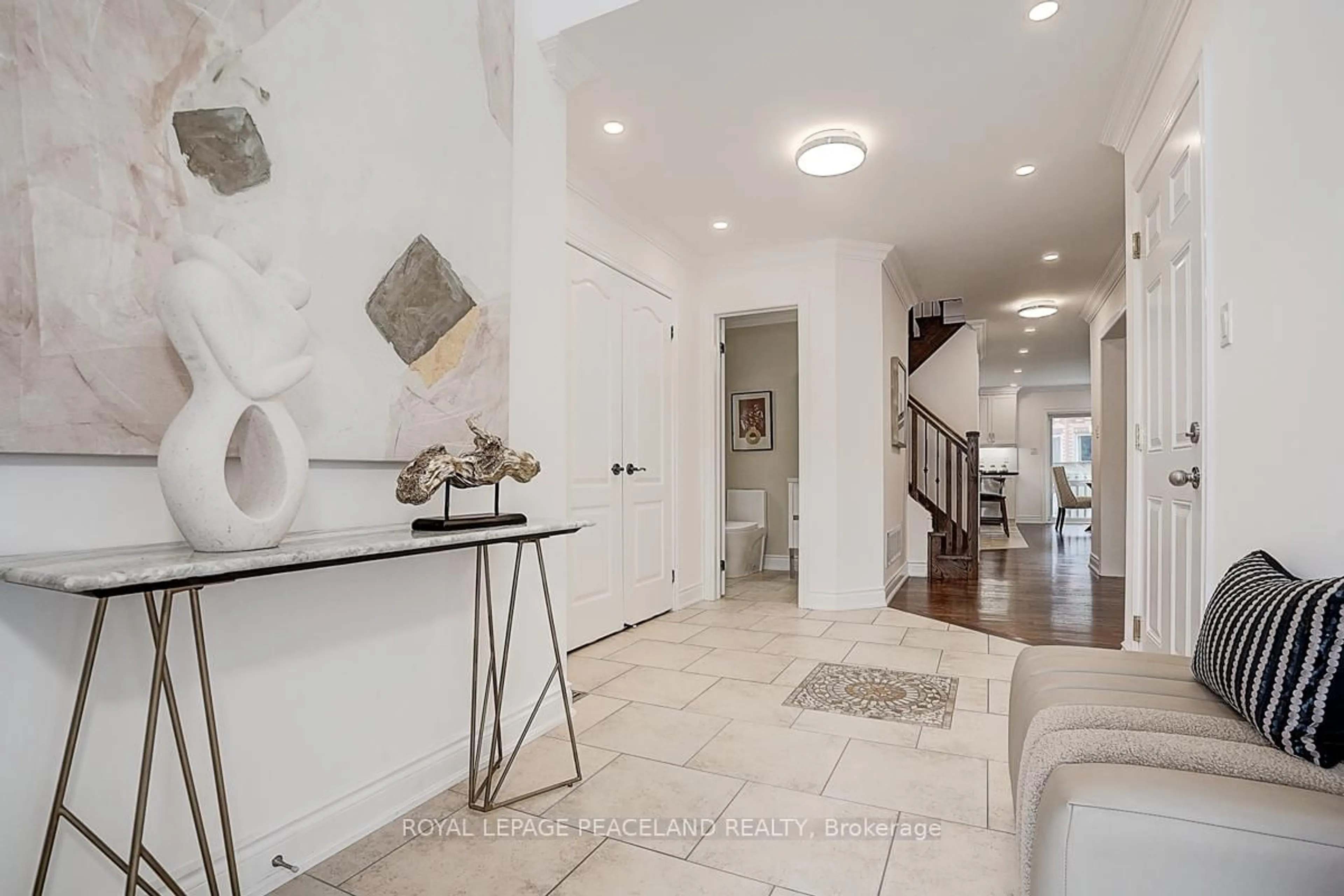 Indoor entryway for 957 Ninth St, Mississauga Ontario L5E 1S2