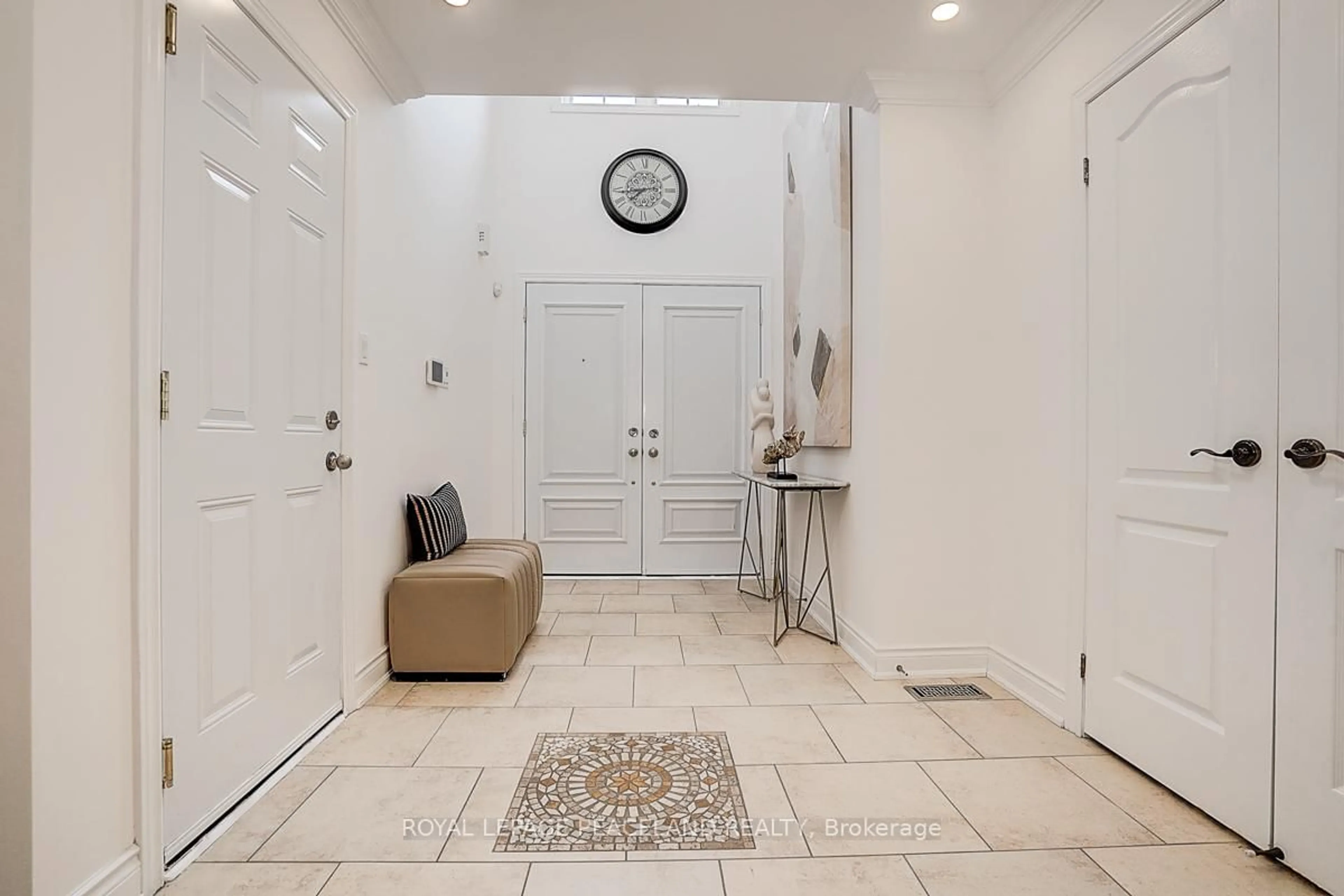 Indoor entryway for 957 Ninth St, Mississauga Ontario L5E 1S2