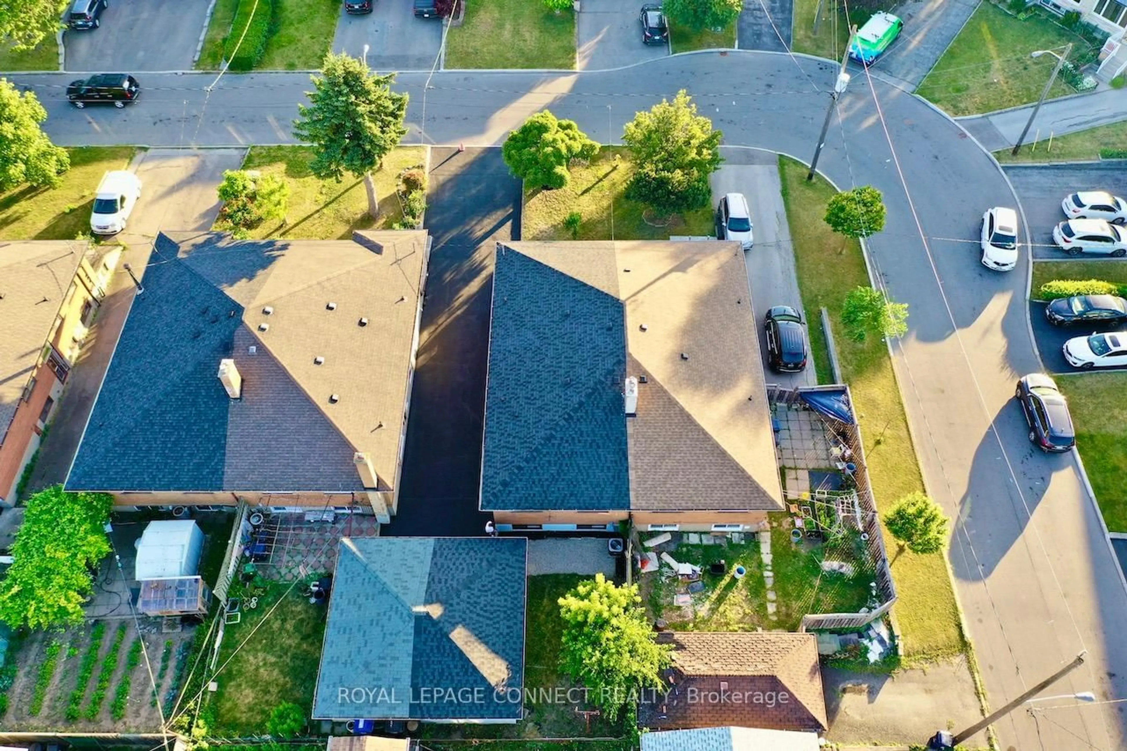 A pic from outside/outdoor area/front of a property/back of a property/a pic from drone, city buildings view from balcony for 27 Charrington Cres, Toronto Ontario M3L 2C3
