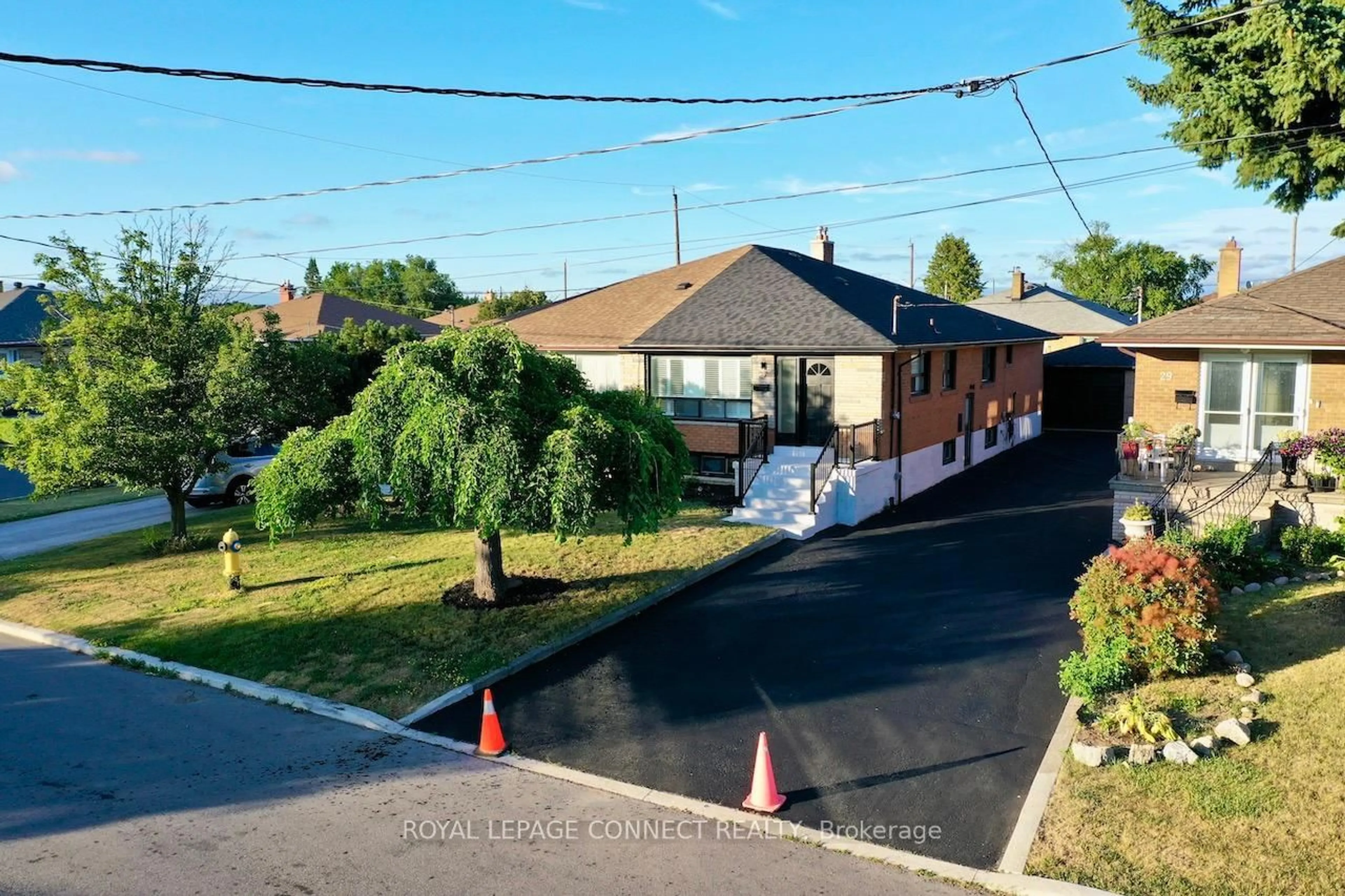 A pic from outside/outdoor area/front of a property/back of a property/a pic from drone, street for 27 Charrington Cres, Toronto Ontario M3L 2C3