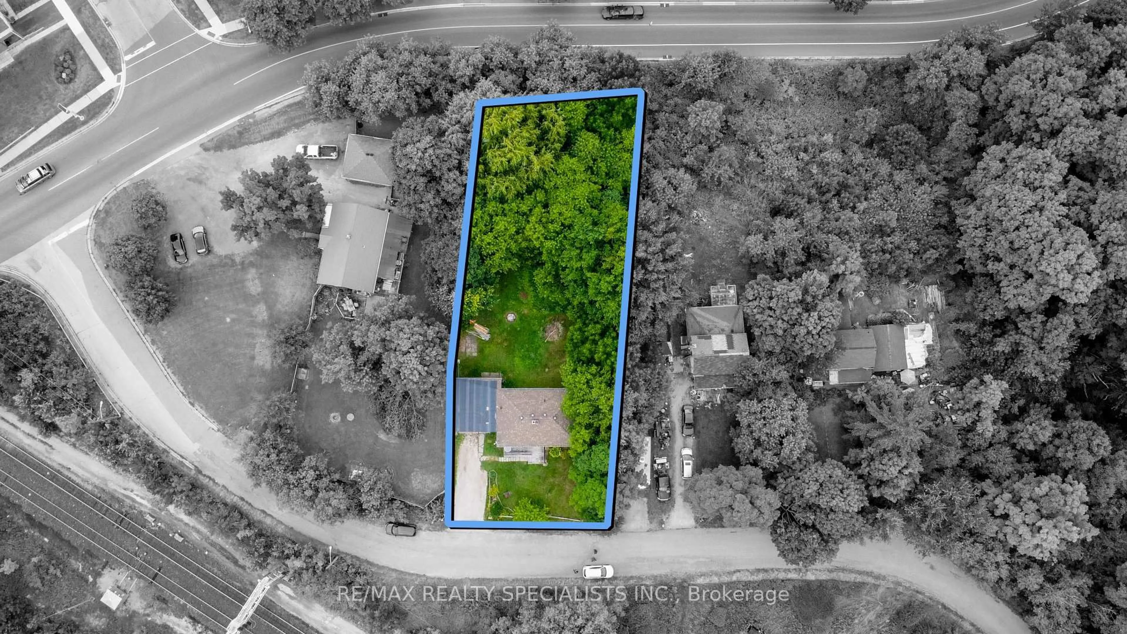 A pic from outside/outdoor area/front of a property/back of a property/a pic from drone, unknown for 32 Maple Ave, Halton Hills Ontario L7G 5M2