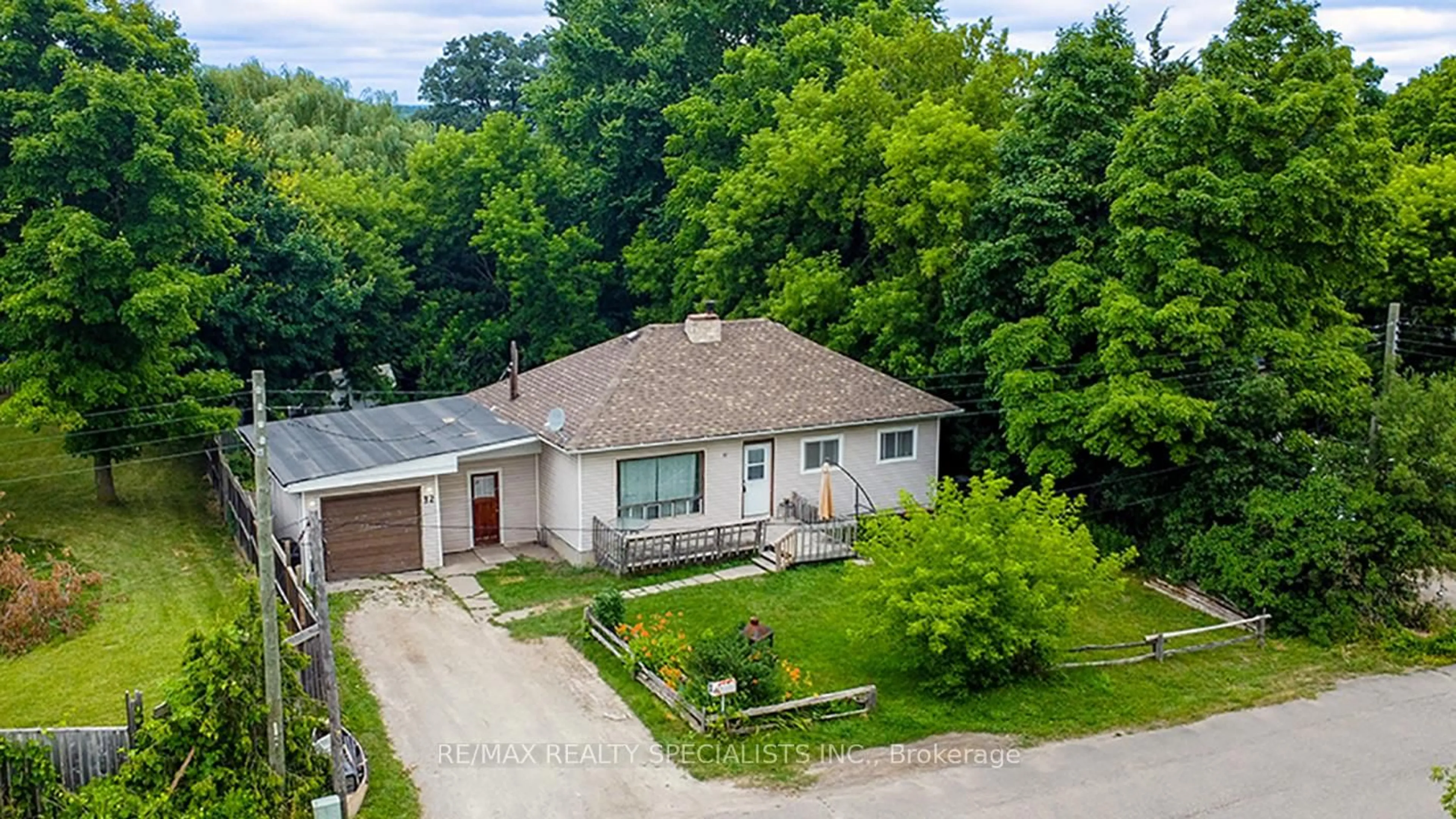 A pic from outside/outdoor area/front of a property/back of a property/a pic from drone, street for 32 Maple Ave, Halton Hills Ontario L7G 5M2