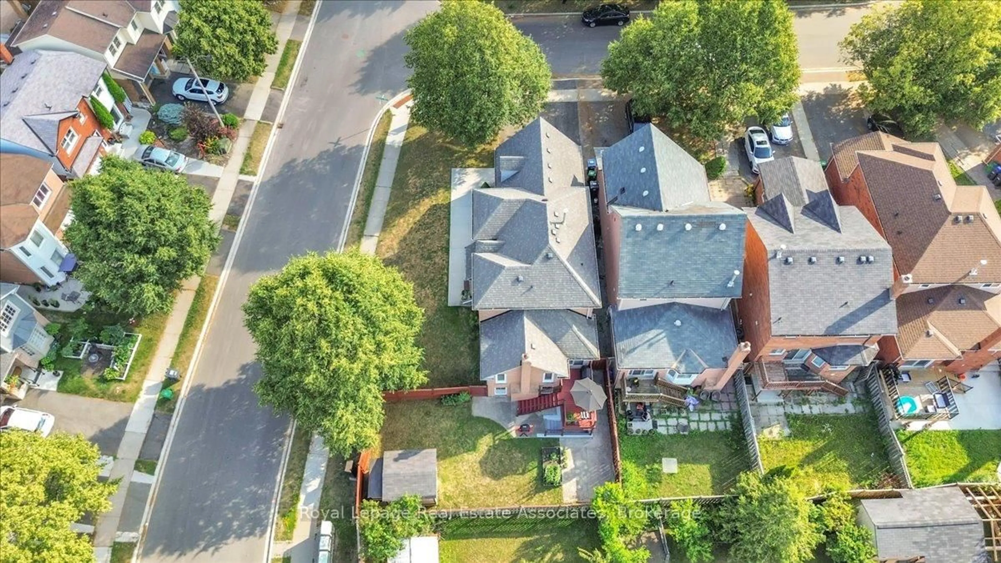A pic from outside/outdoor area/front of a property/back of a property/a pic from drone, unknown for 3 Stoneledge Circ, Brampton Ontario L6R 1G8