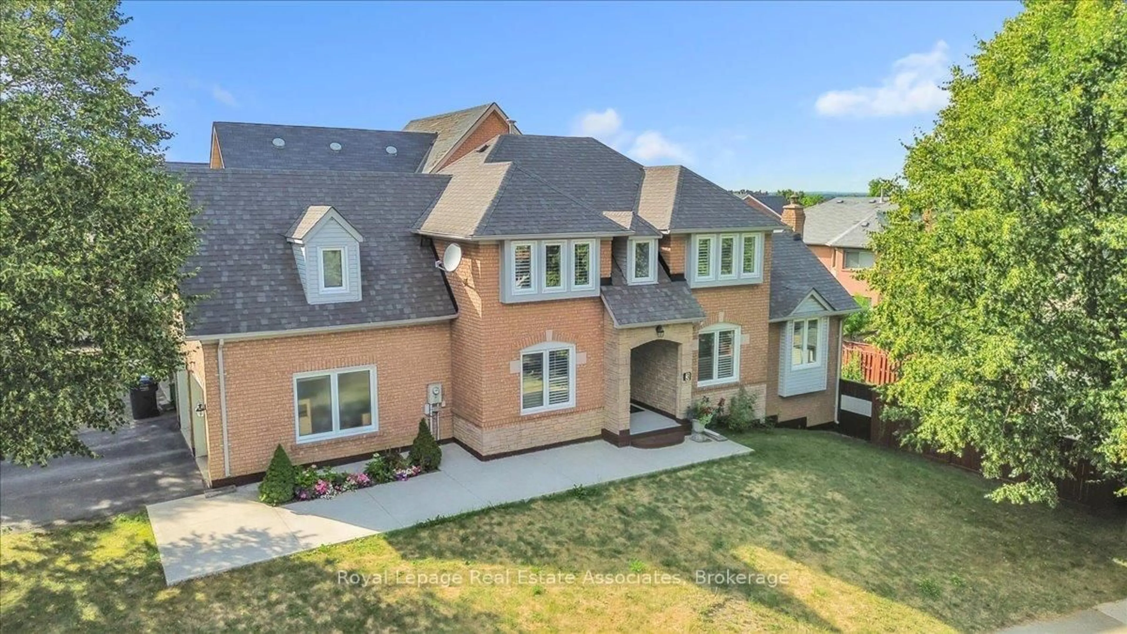 A pic from outside/outdoor area/front of a property/back of a property/a pic from drone, unknown for 3 Stoneledge Circ, Brampton Ontario L6R 1G8