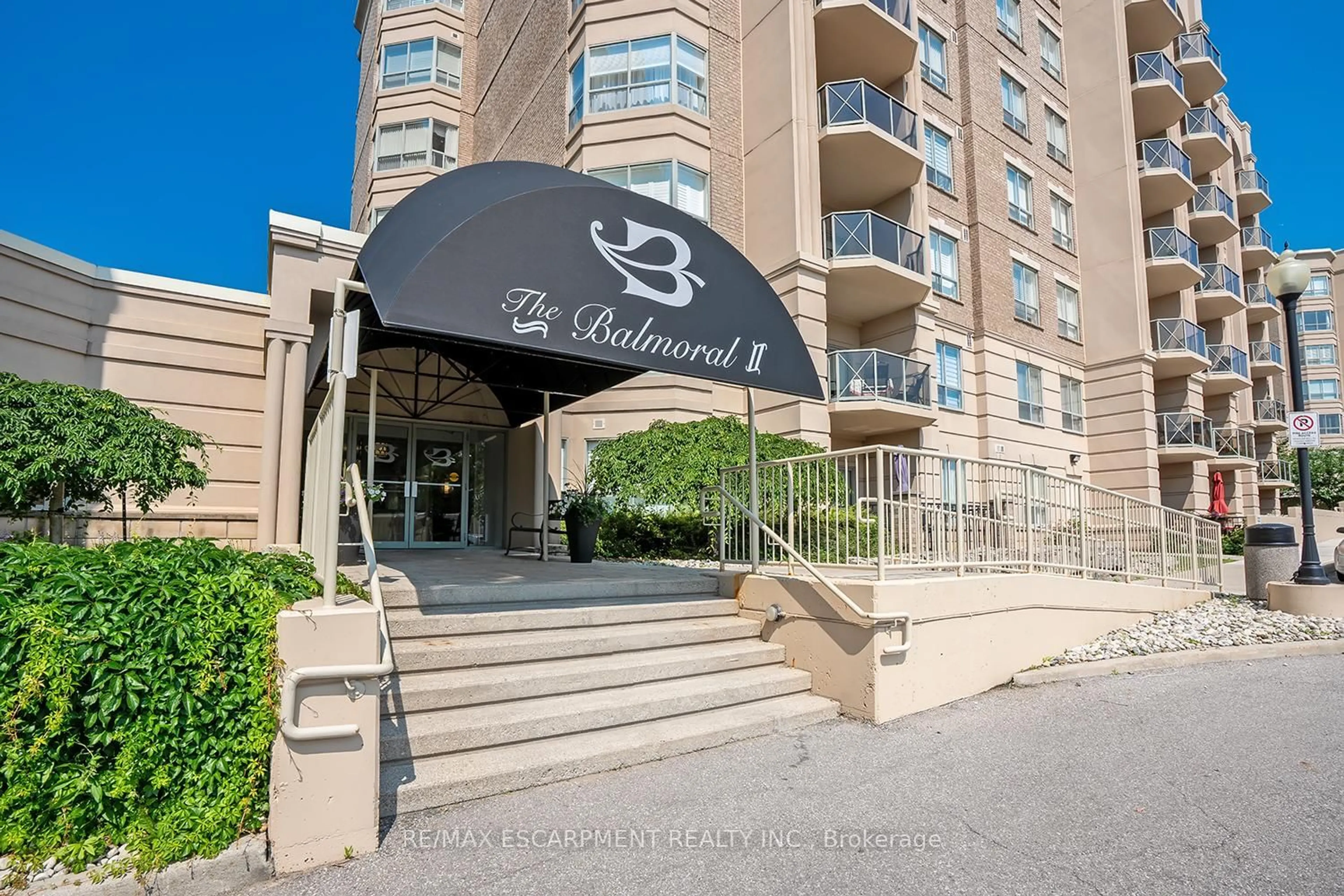 Indoor foyer for 2085 Amherst Heights Dr #108, Burlington Ontario L7P 5C2