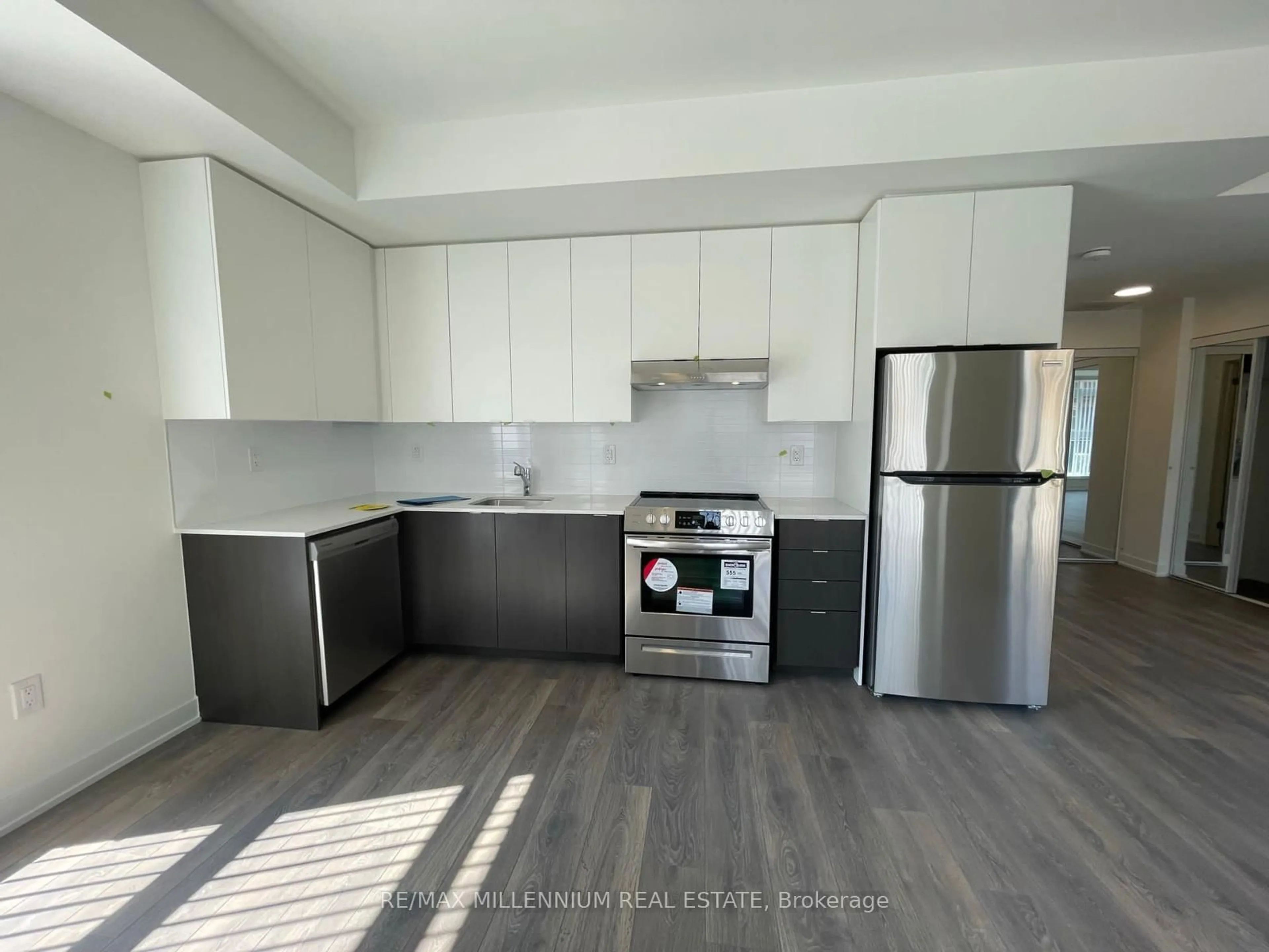 Standard kitchen, wood/laminate floor for 140 Canon Jackson Dr #212, Toronto Ontario M6M 0B9