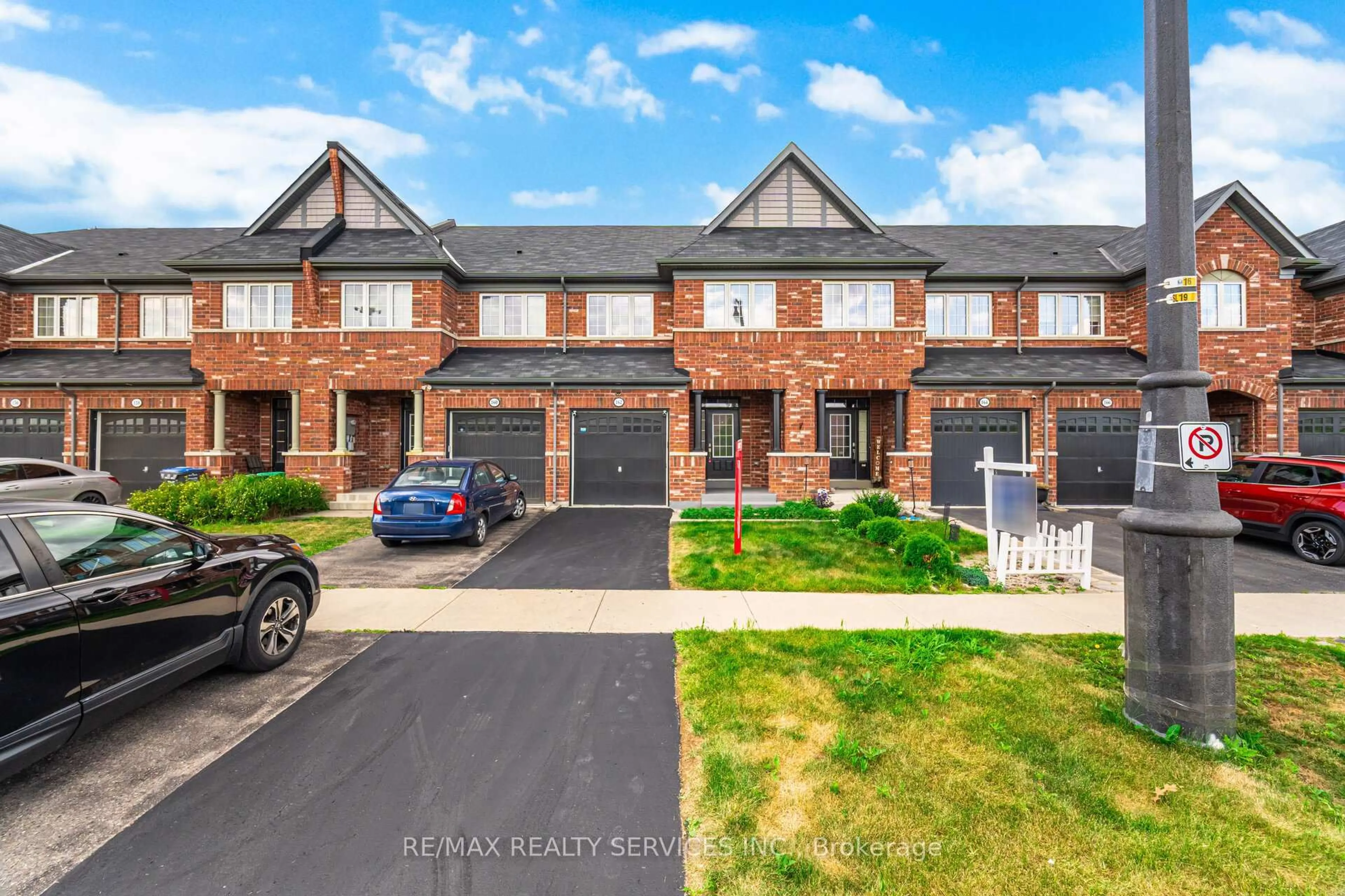 A pic from outside/outdoor area/front of a property/back of a property/a pic from drone, street for 162 Sussexvale Dr, Brampton Ontario L6R 3R2