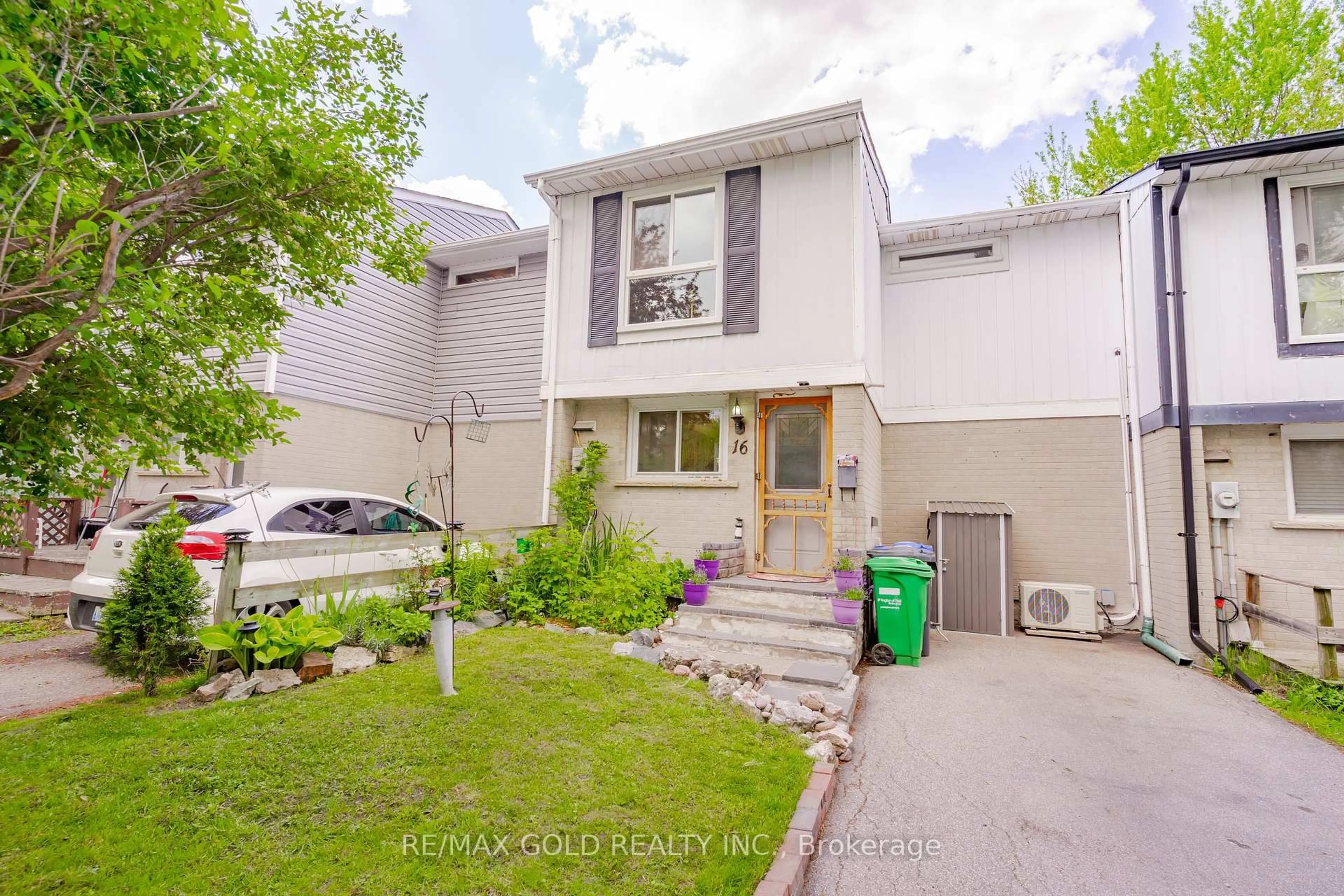 Unknown for 16 Gatsby Sq, Brampton Ontario L6S 2H4