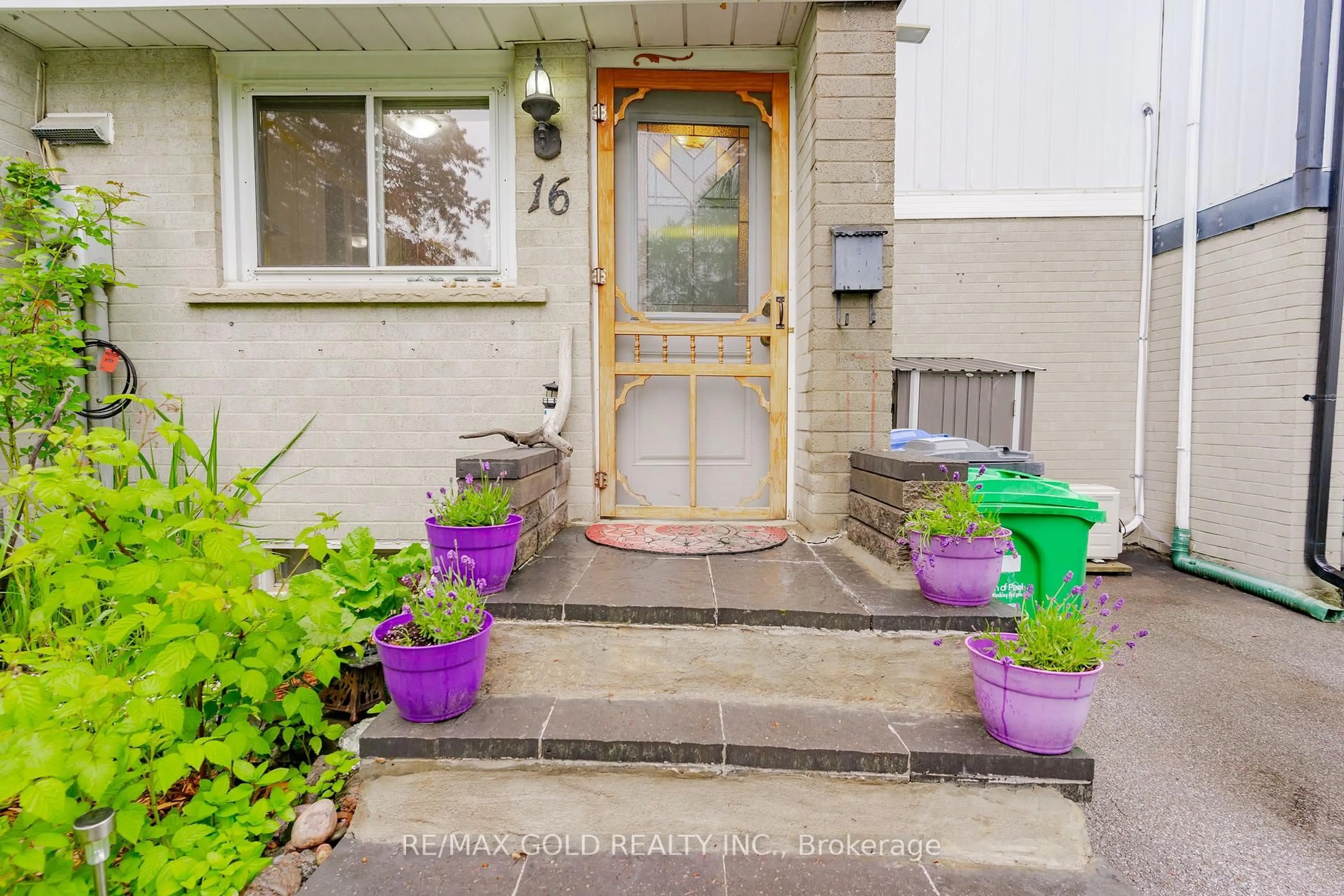 Indoor entryway for 16 Gatsby Sq, Brampton Ontario L6S 2H4
