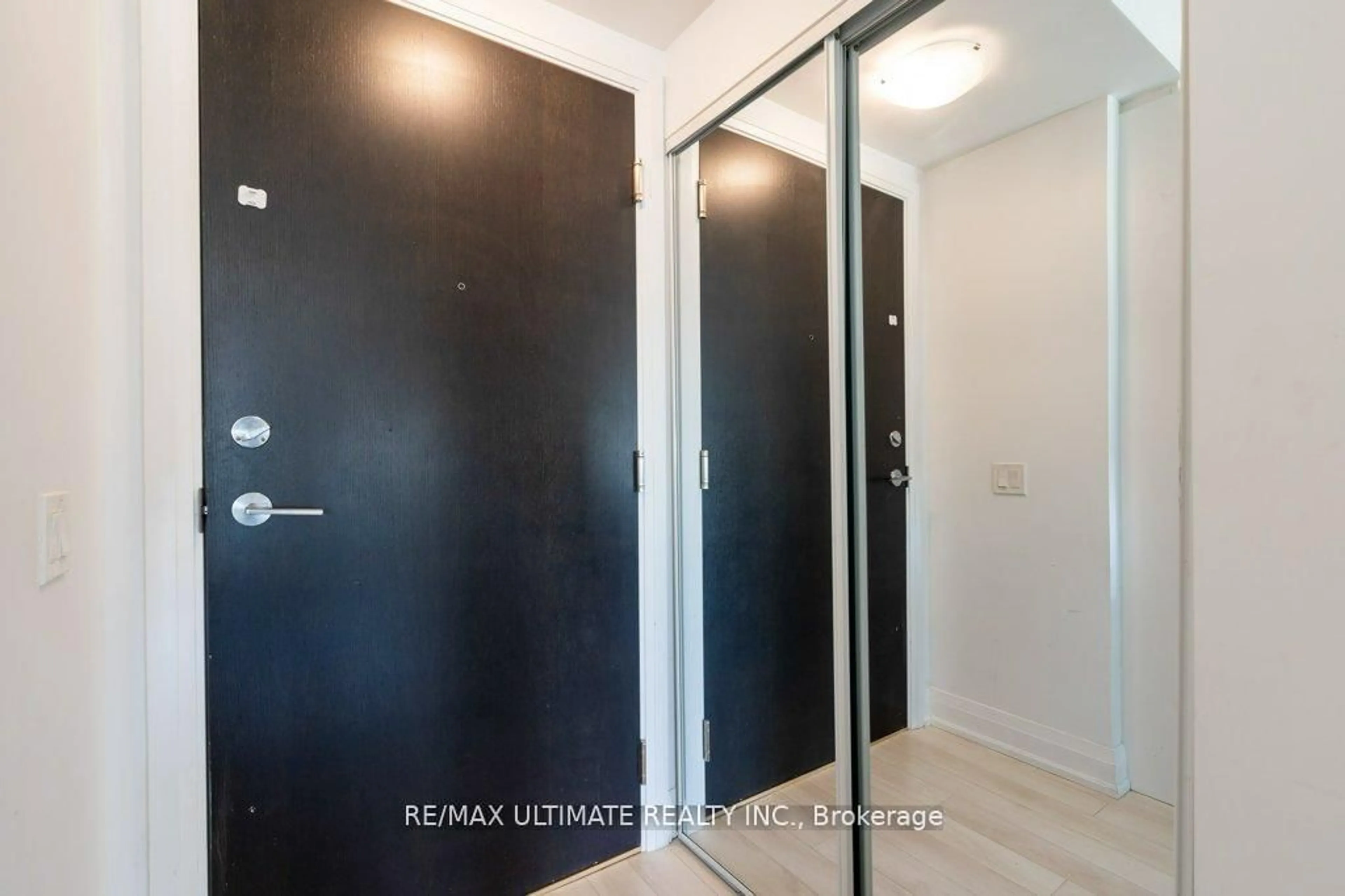 Indoor entryway for 1461 Lawrence Ave #2001, Toronto Ontario M6L 0A6