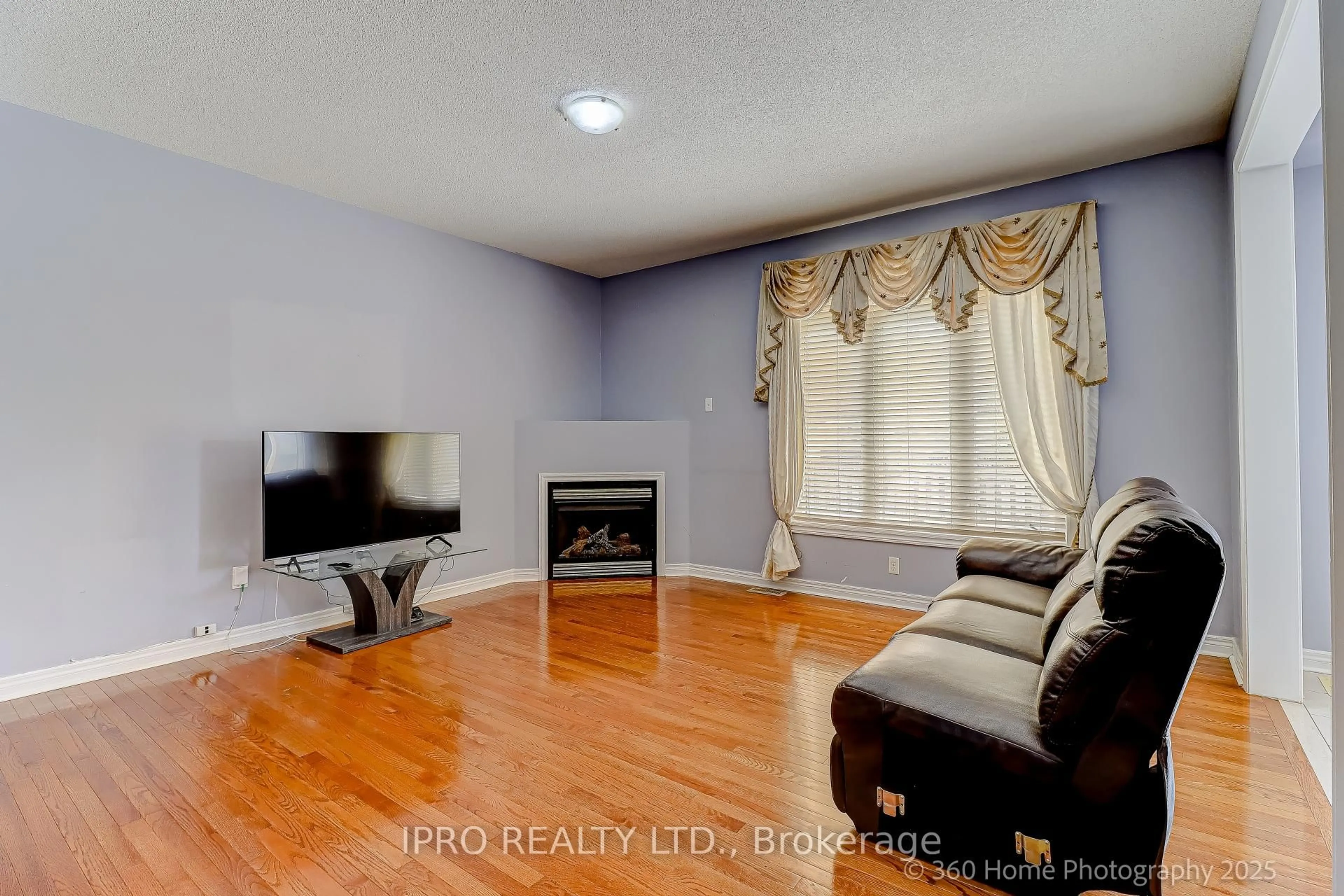 Living room with furniture, unknown for 63 Blazing Star Dr, Brampton Ontario L6R 0E8