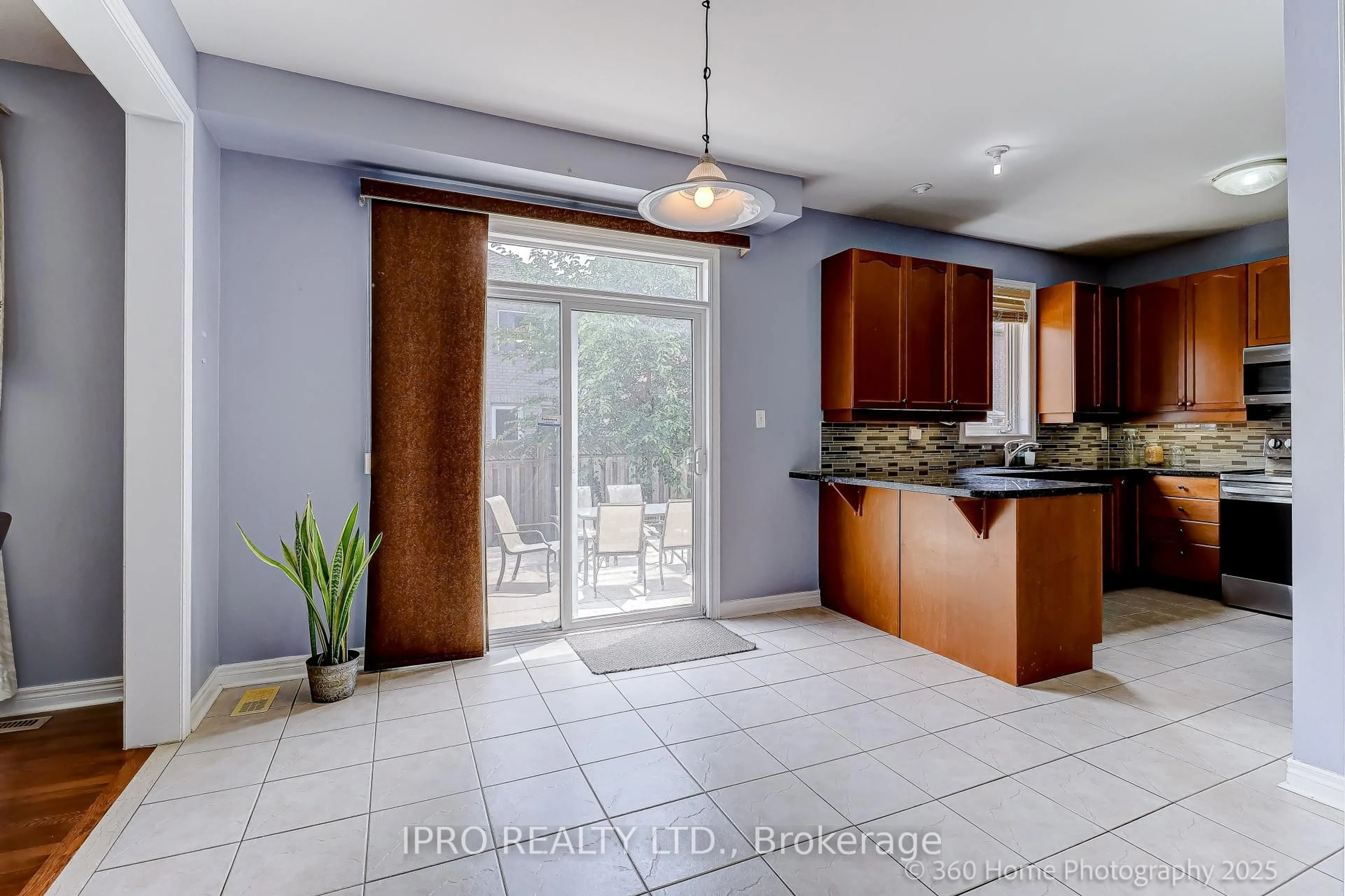 Open concept kitchen, ceramic/tile floor for 63 Blazing Star Dr, Brampton Ontario L6R 0E8