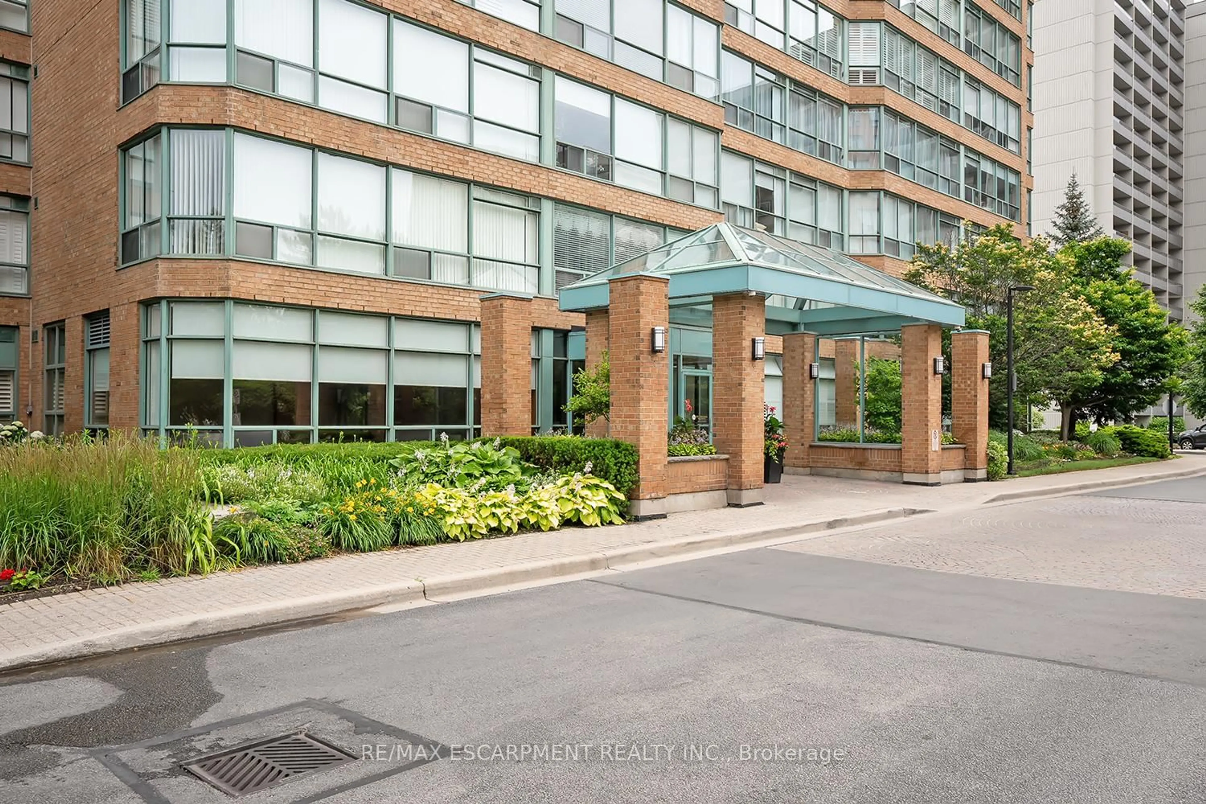 Indoor foyer for 1276 Maple Crossing Blvd #612, Burlington Ontario L7S 2J9