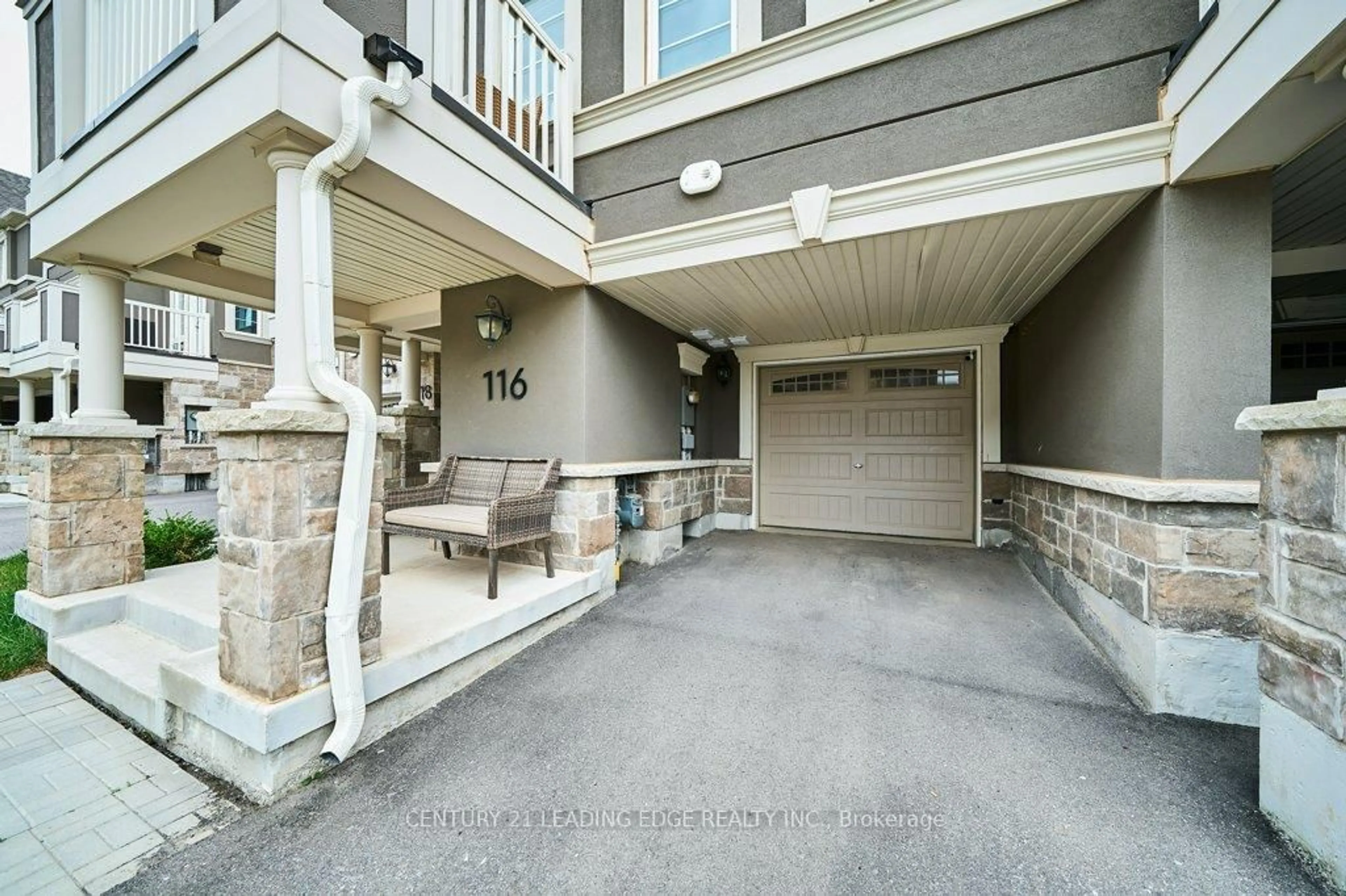 Patio, street for 116 Christopher Rd, Oakville Ontario L6H 0Y1
