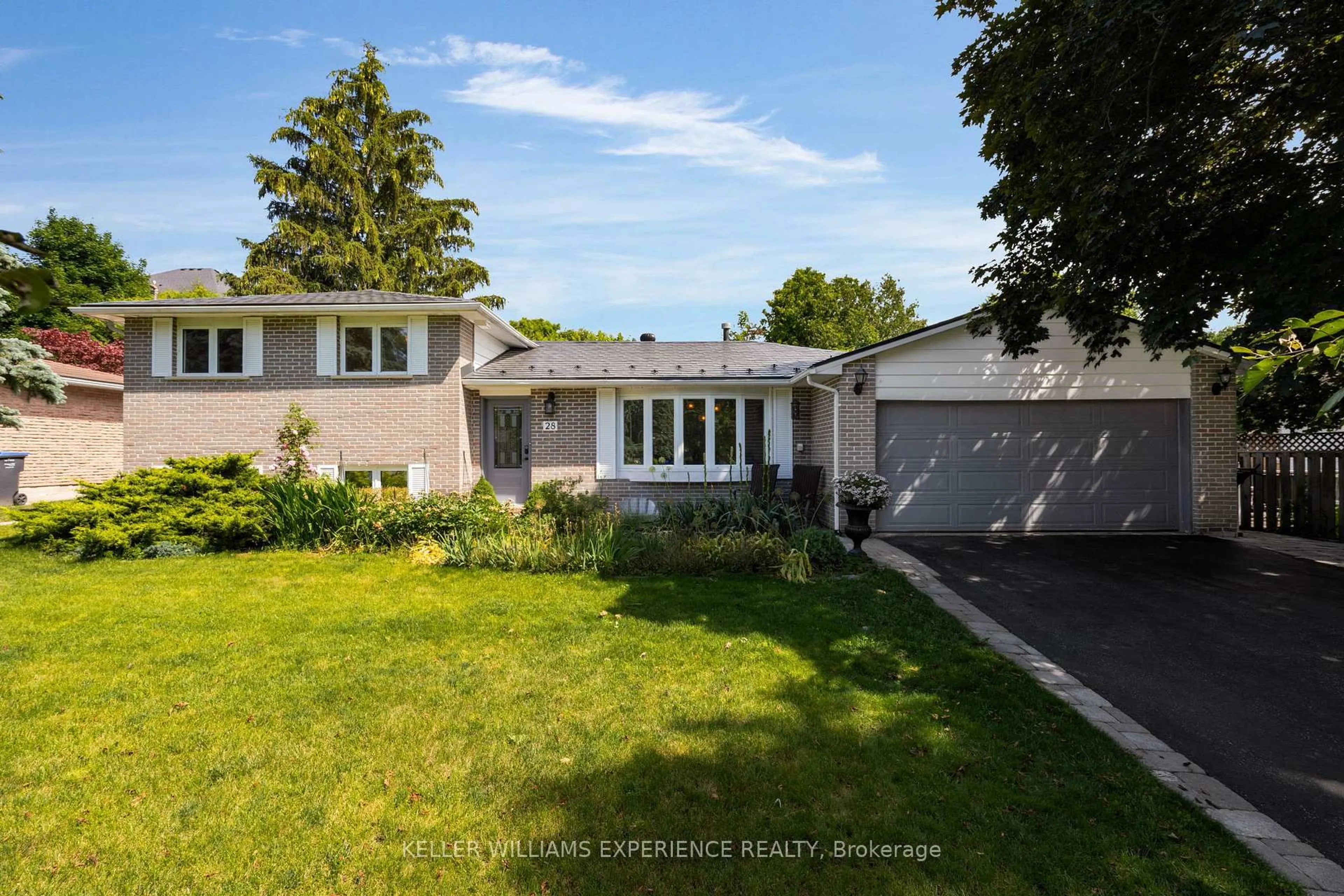 A pic from outside/outdoor area/front of a property/back of a property/a pic from drone, street for 28 Larry St, Caledon Ontario L7C 1K8