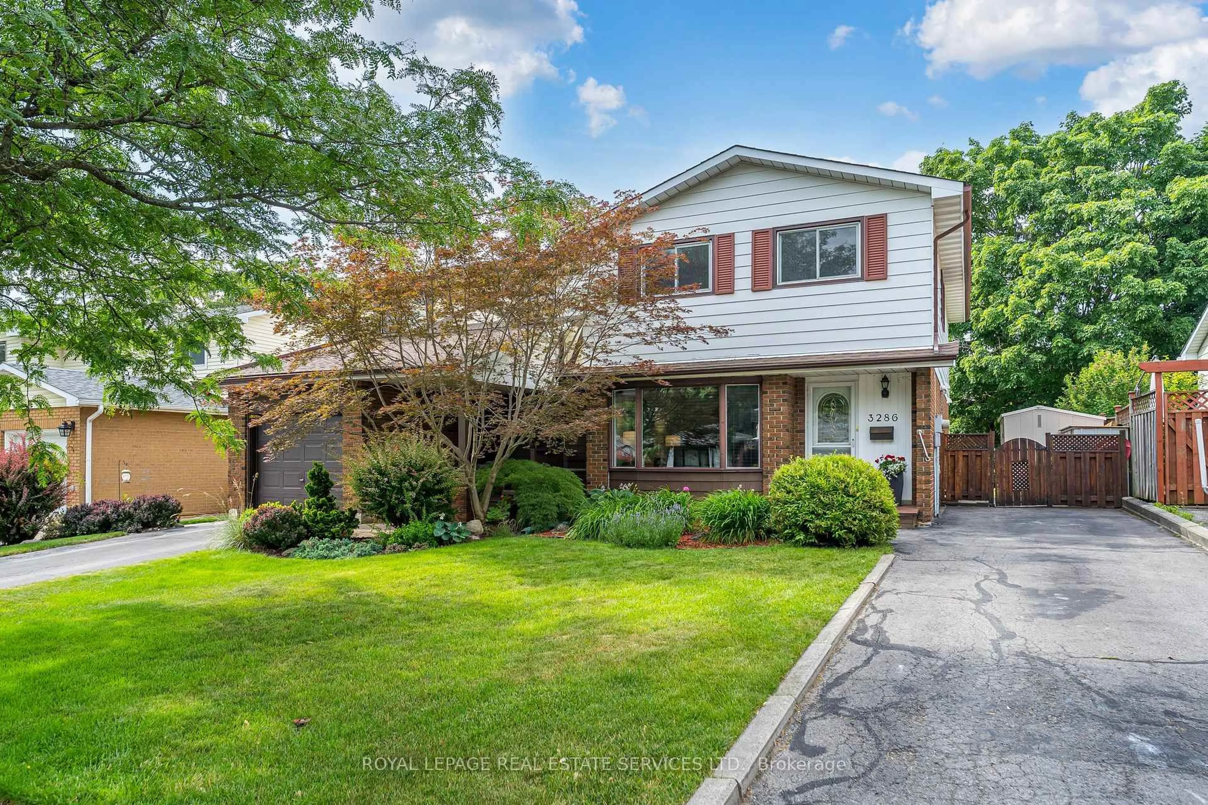 Home with brick exterior material, street for 3286 Chokecherry Cres, Mississauga Ontario L5L 1A9