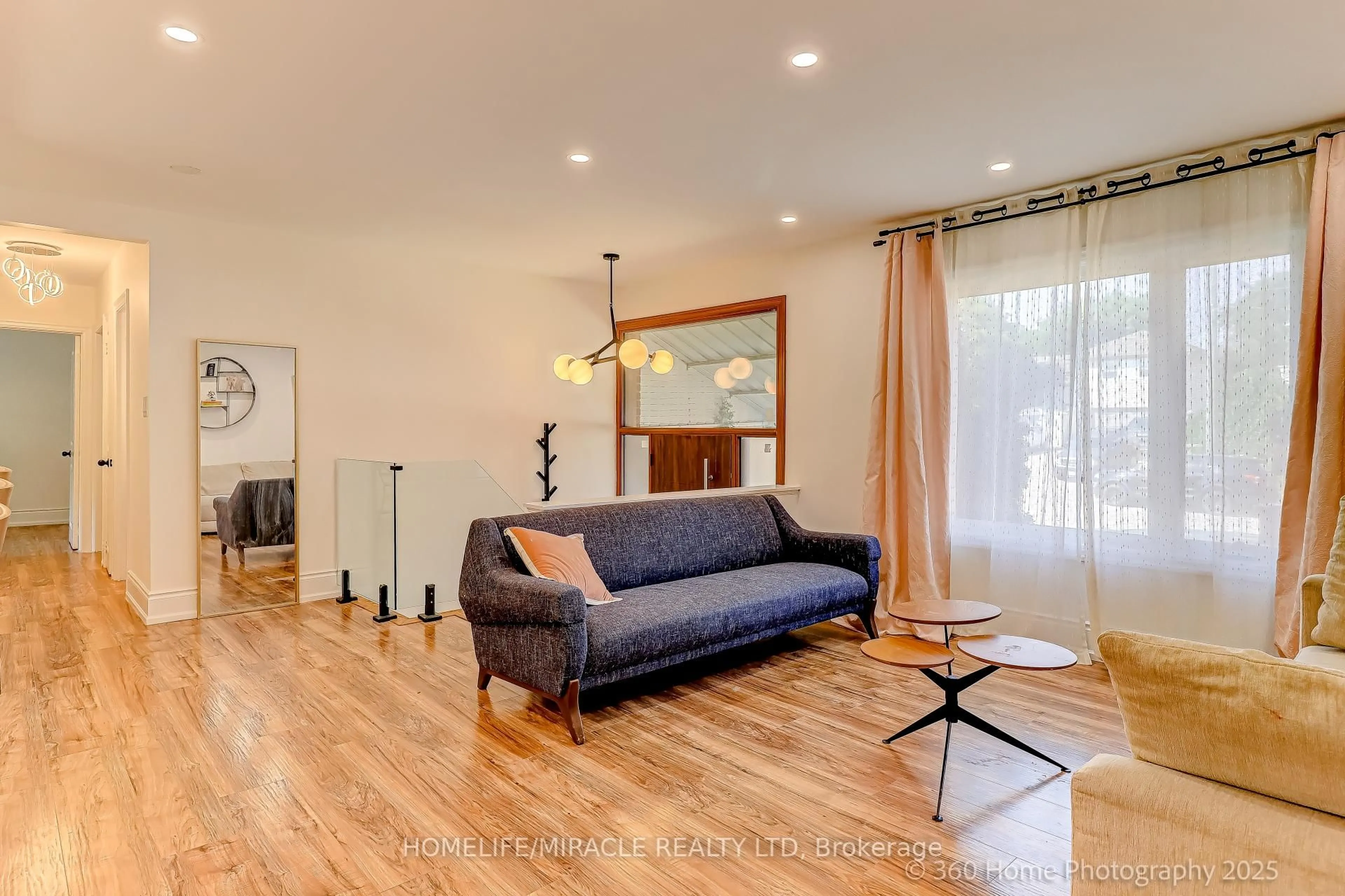 Living room with furniture, wood/laminate floor for 568 Weir Ave, Oakville Ontario L6L 4X4