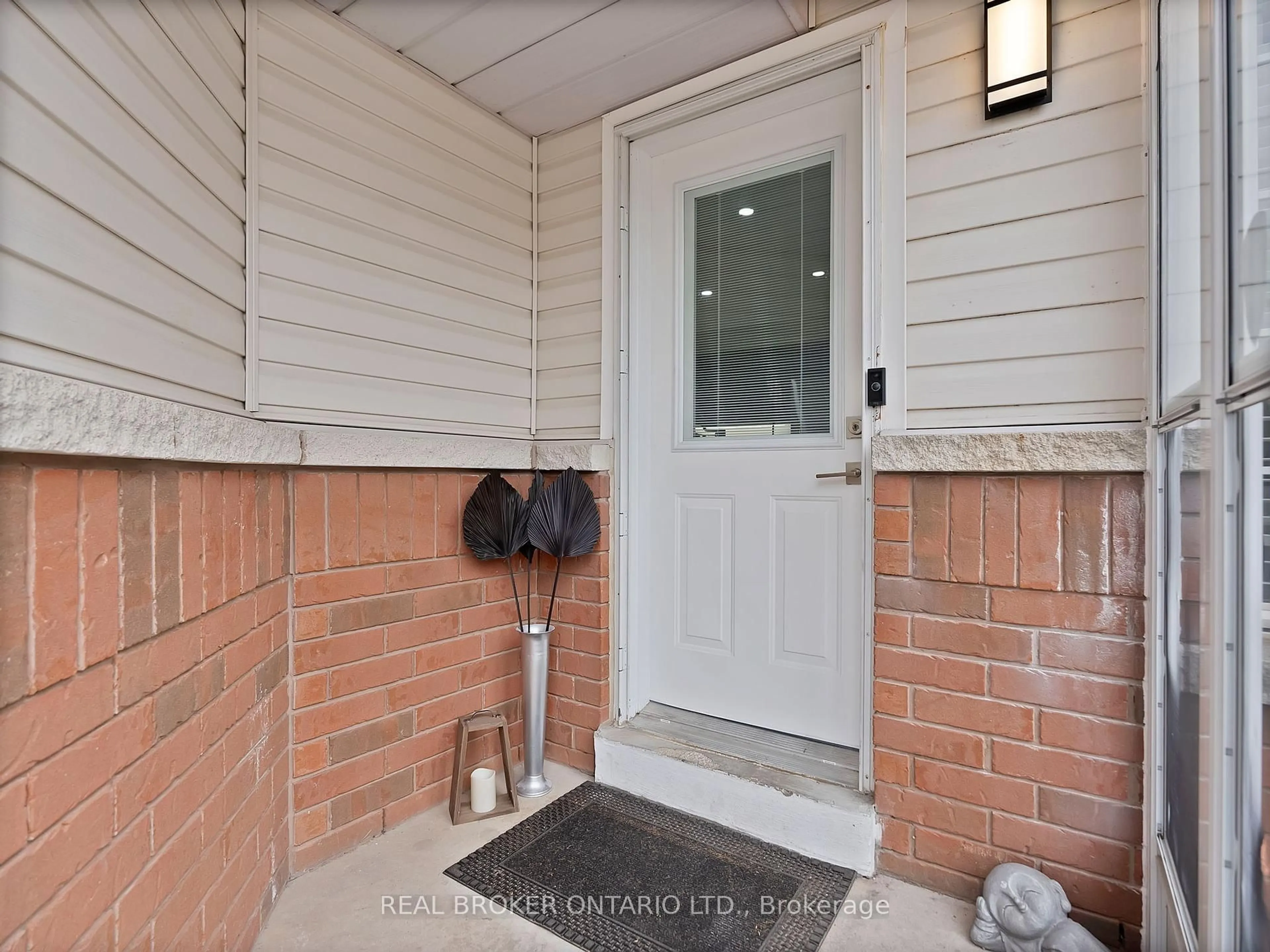 Indoor entryway for 1106 Davis Lane, Milton Ontario L9T 5P9