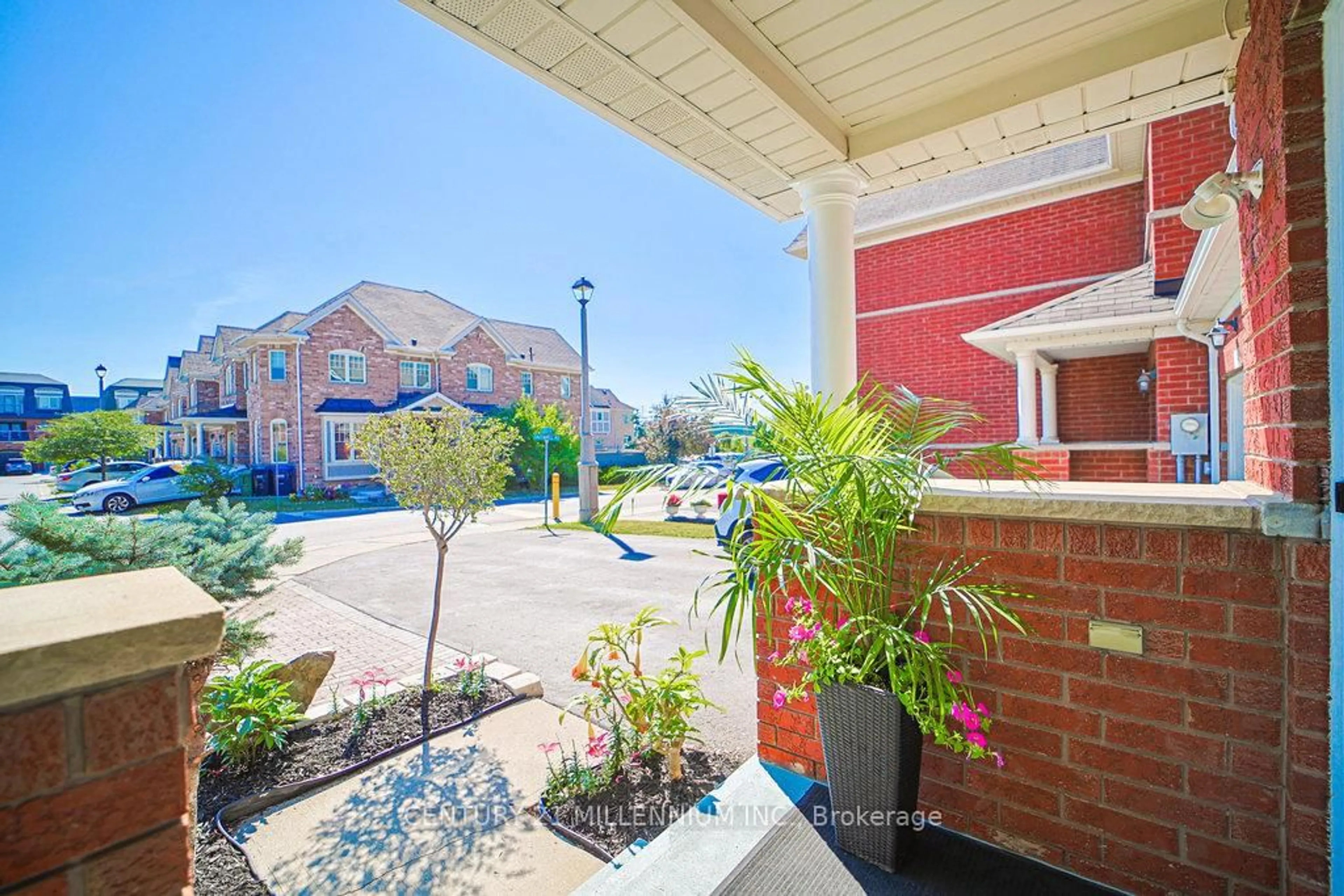 Patio, street for 32 Davenhill Rd, Brampton Ontario L6P 3E1