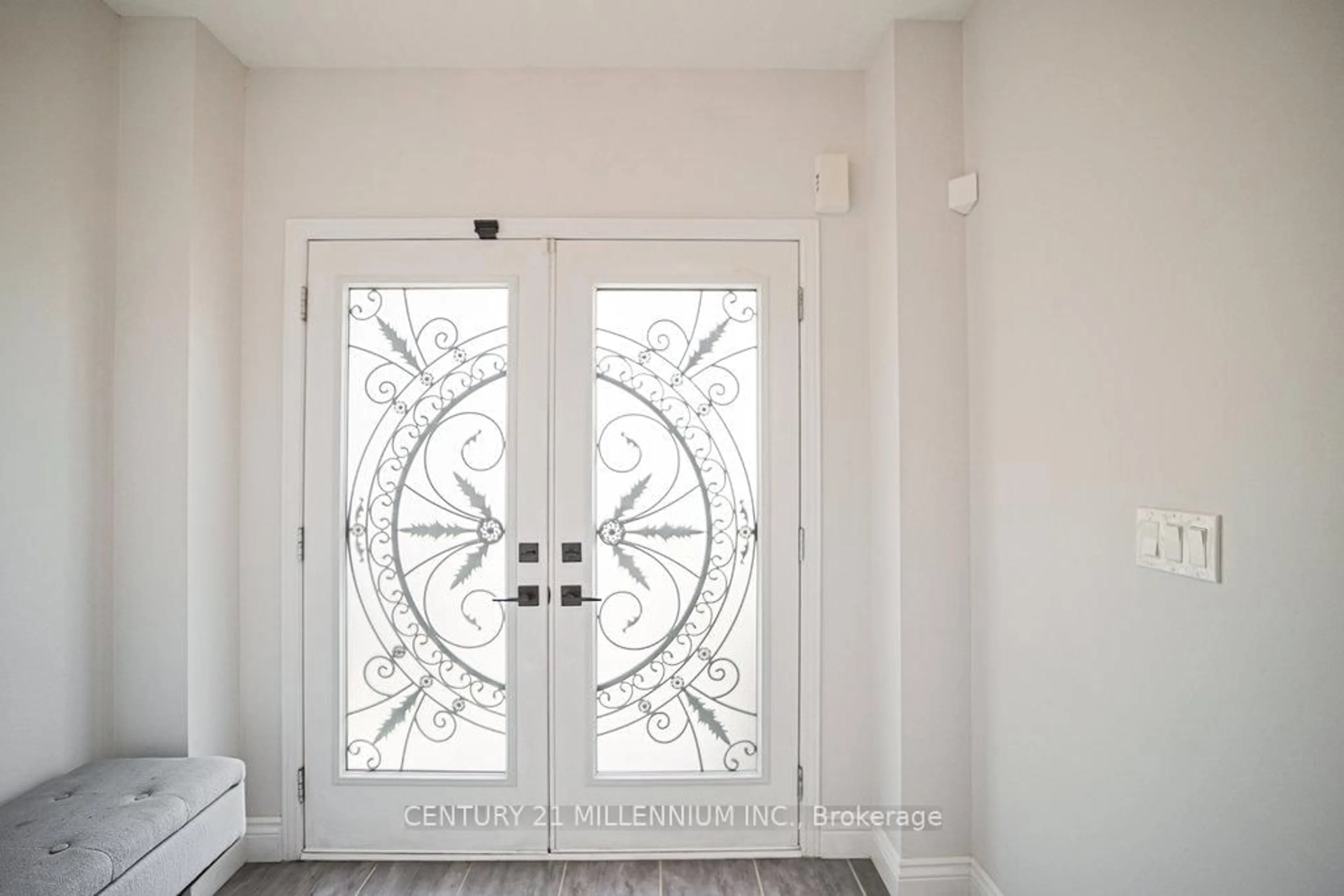 Indoor entryway for 32 Davenhill Rd, Brampton Ontario L6P 3E1