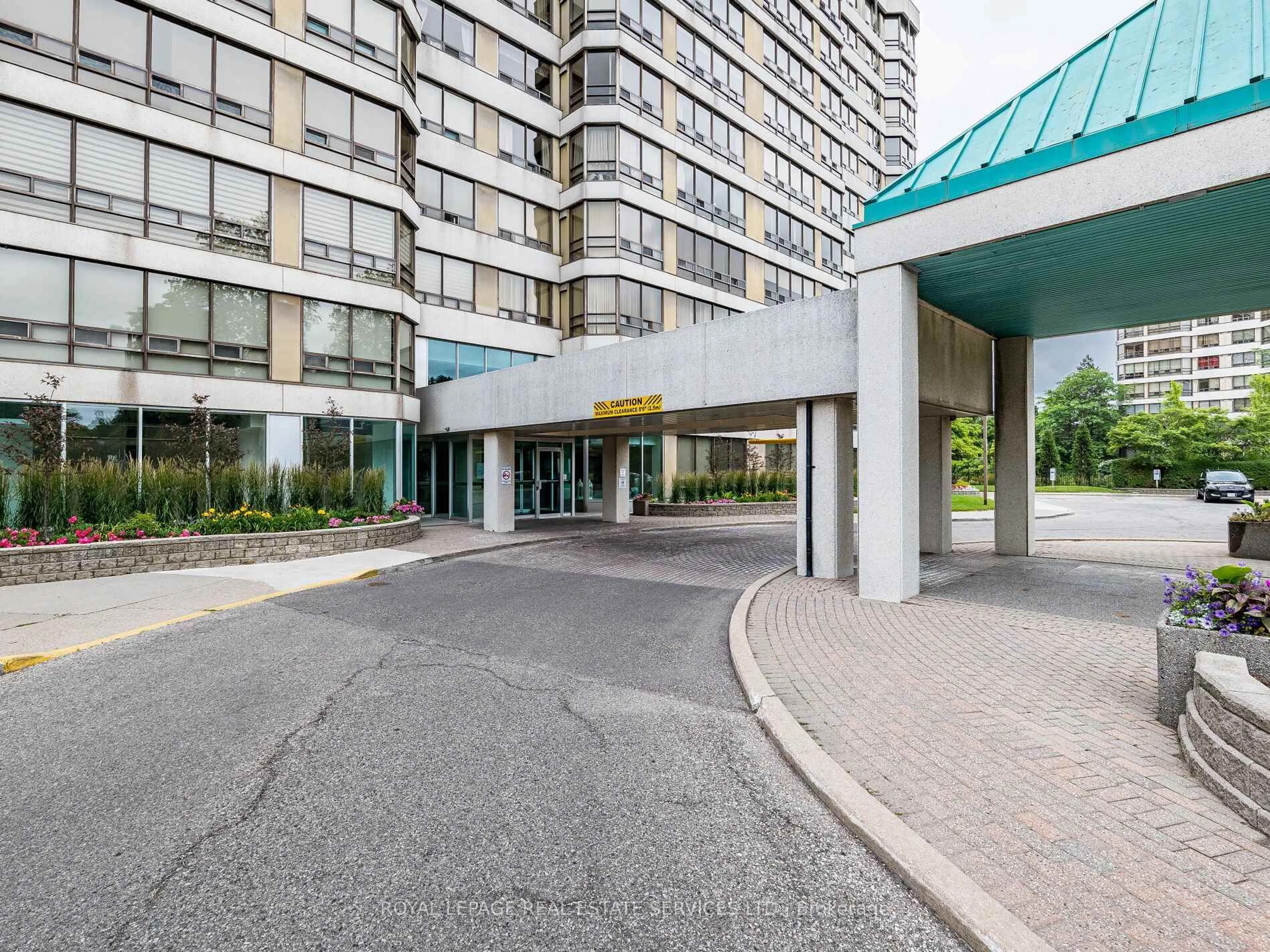 Indoor foyer for 310 Mill St #202, Brampton Ontario L6Y 3B1