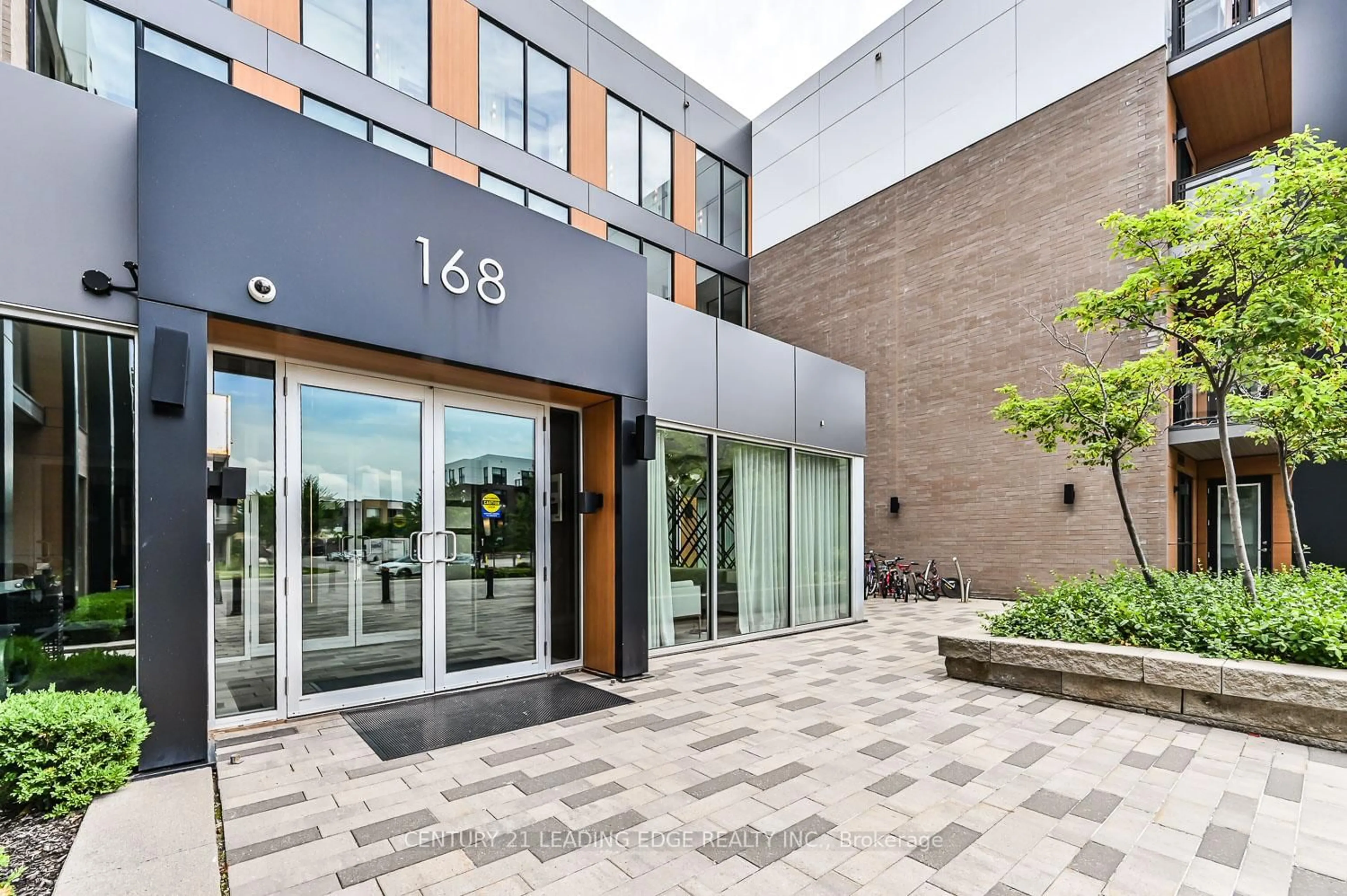 Indoor foyer for 168 Sabina Dr #301, Oakville Ontario L6H 0W5