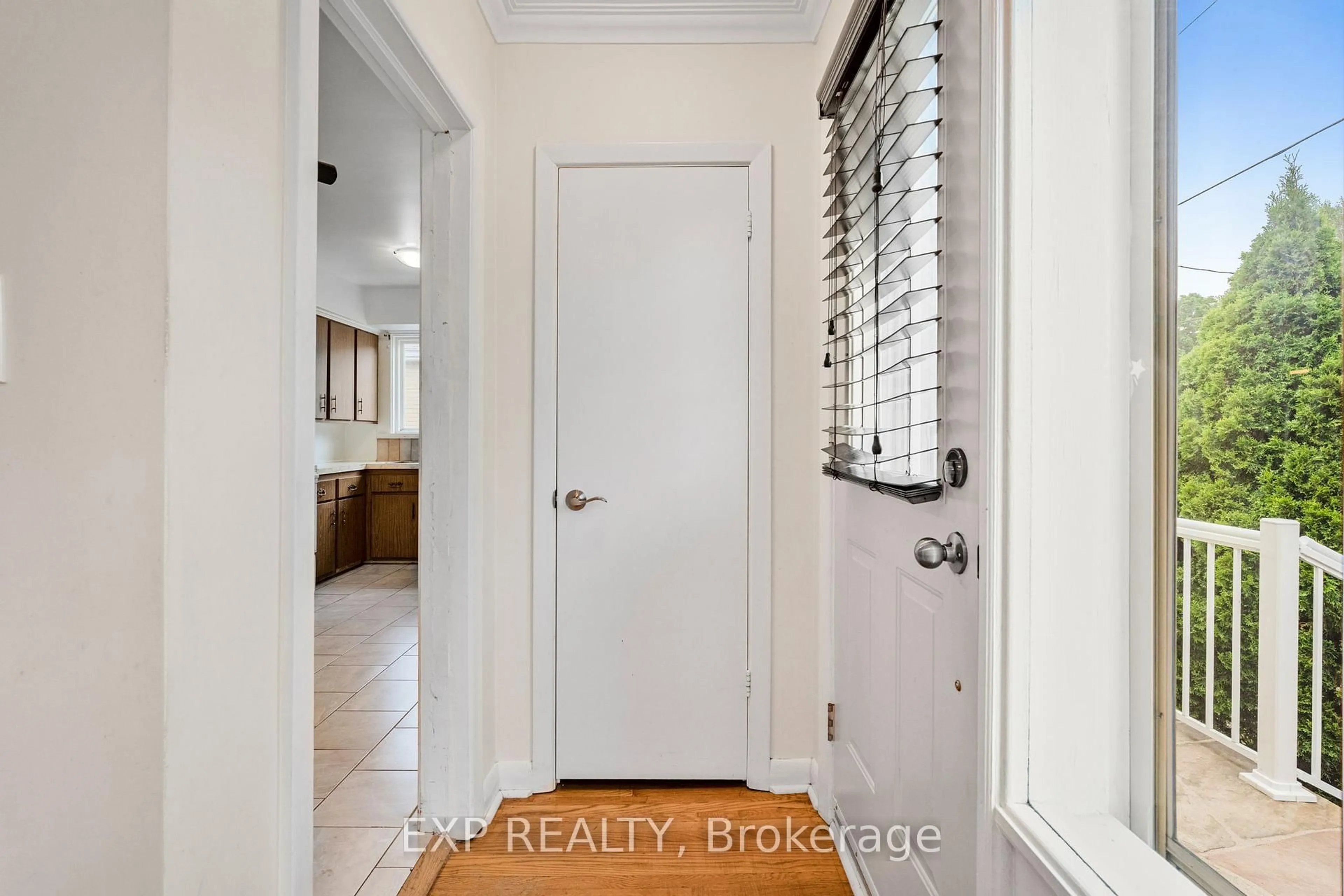 Indoor entryway for 27 Shelley St, Halton Hills Ontario L7G 3X1