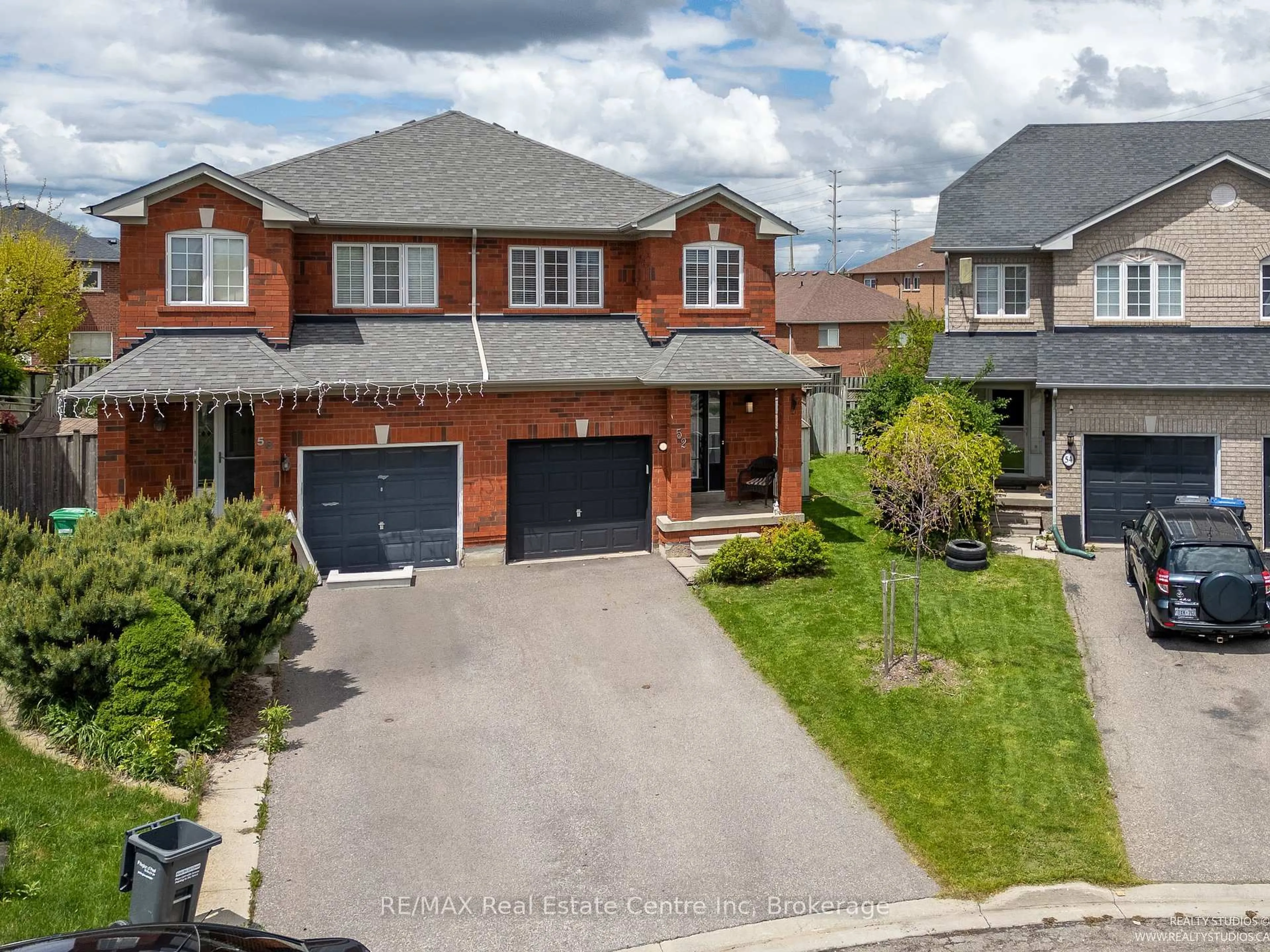 A pic from outside/outdoor area/front of a property/back of a property/a pic from drone, street for 52 Melissa Crt, Brampton Ontario L6X 4X1