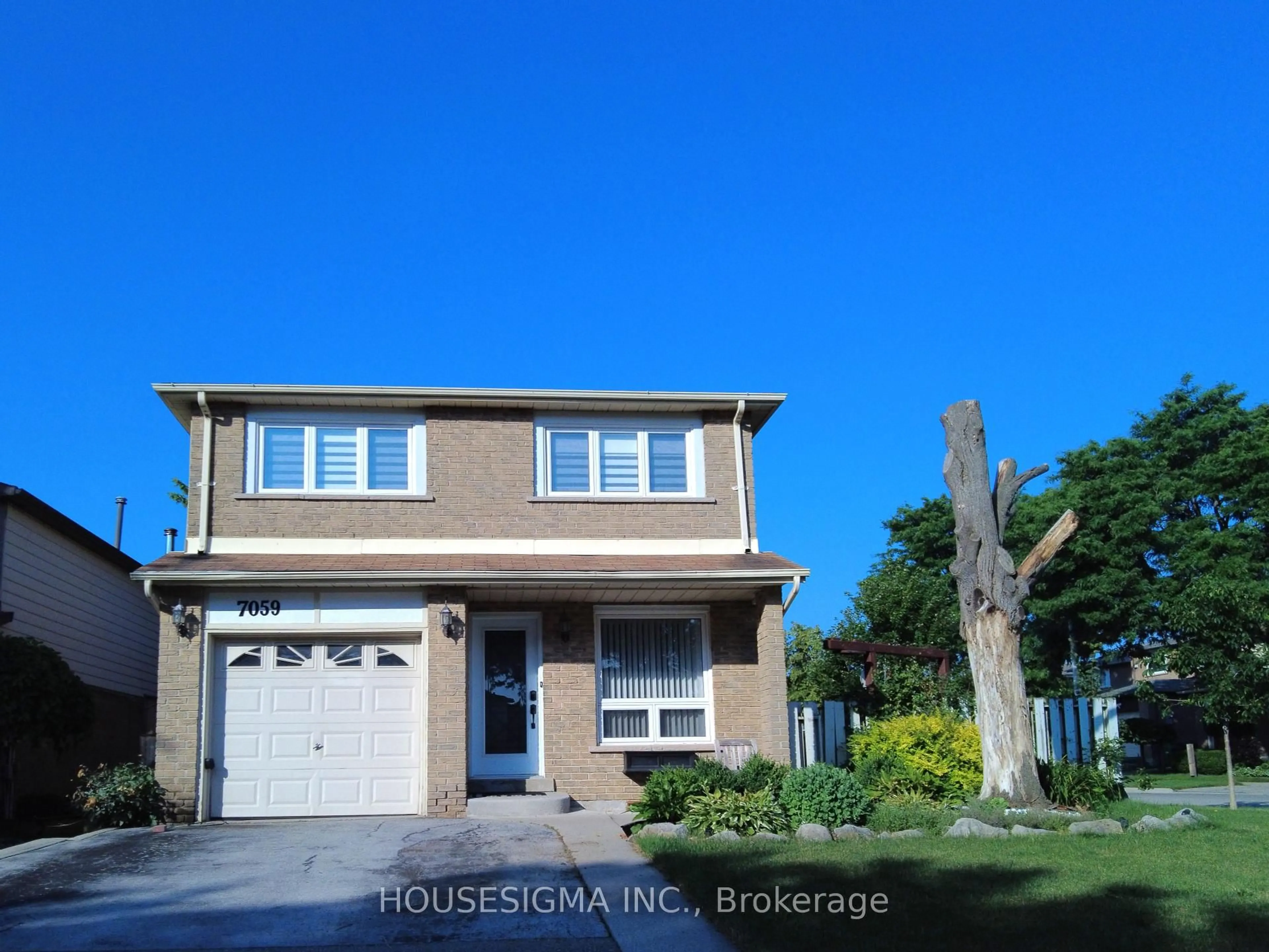 Home with vinyl exterior material, street for 7059 Cordingley Cres, Mississauga Ontario L5N 4Z7