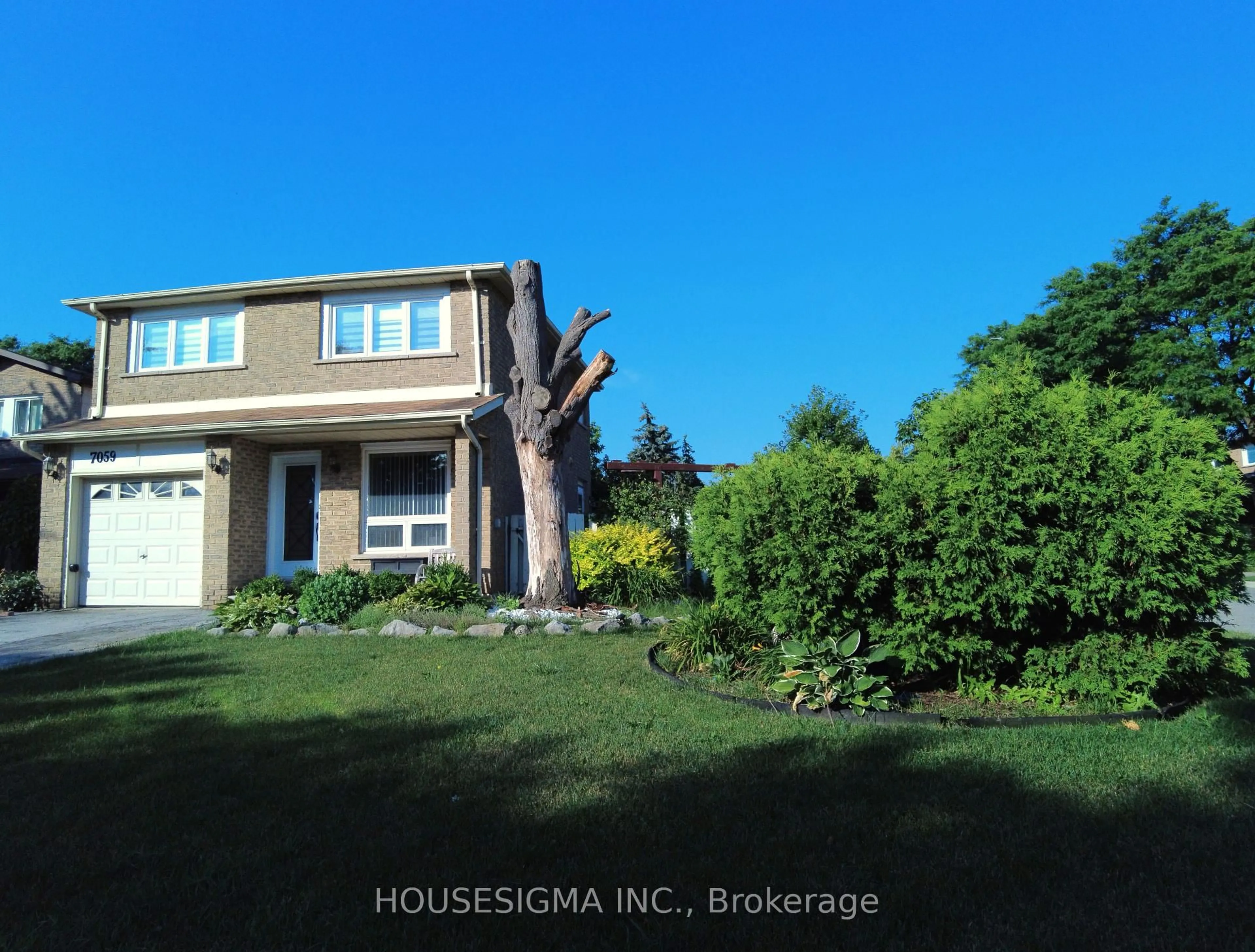 A pic from outside/outdoor area/front of a property/back of a property/a pic from drone, street for 7059 Cordingley Cres, Mississauga Ontario L5N 4Z7