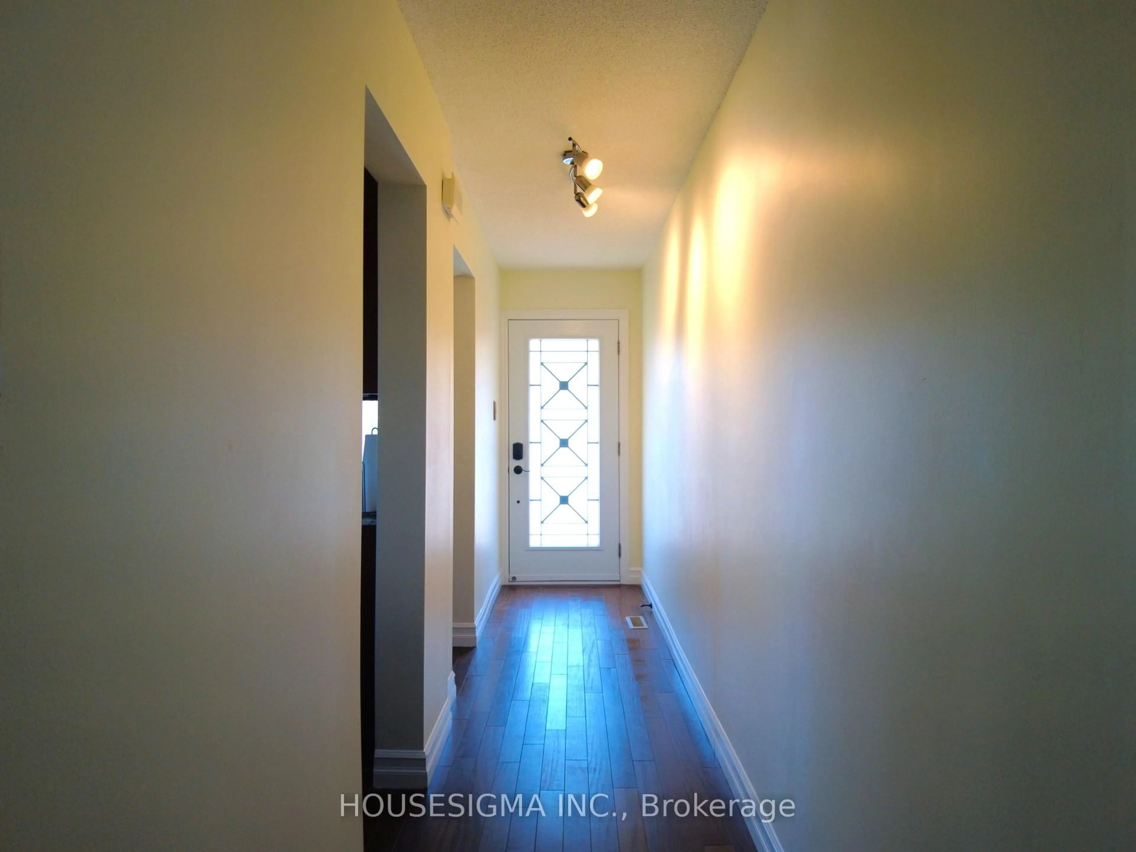Indoor entryway for 7059 Cordingley Cres, Mississauga Ontario L5N 4Z7
