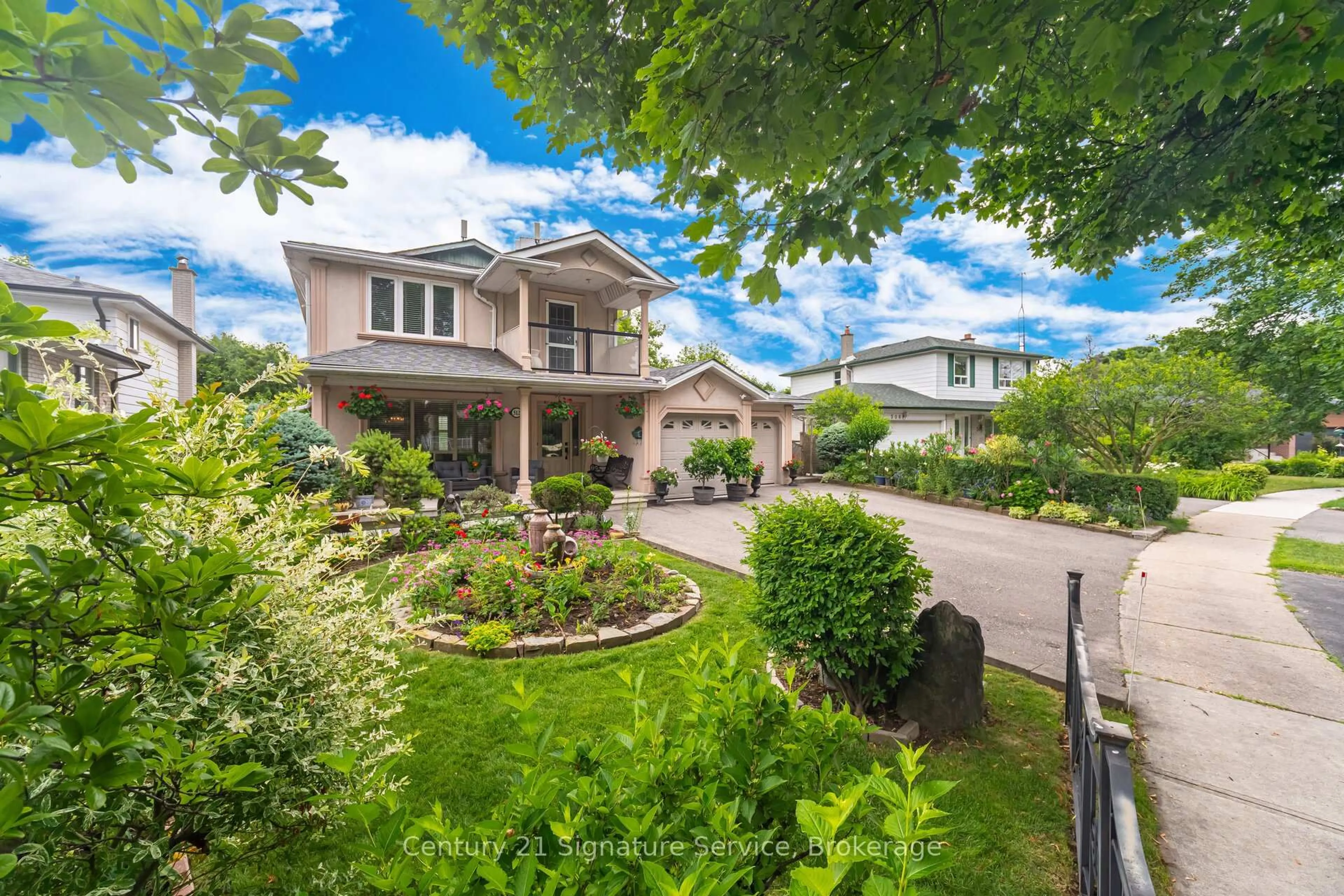 A pic from outside/outdoor area/front of a property/back of a property/a pic from drone, street for 512 Selsey Dr, Mississauga Ontario L5A 1B9