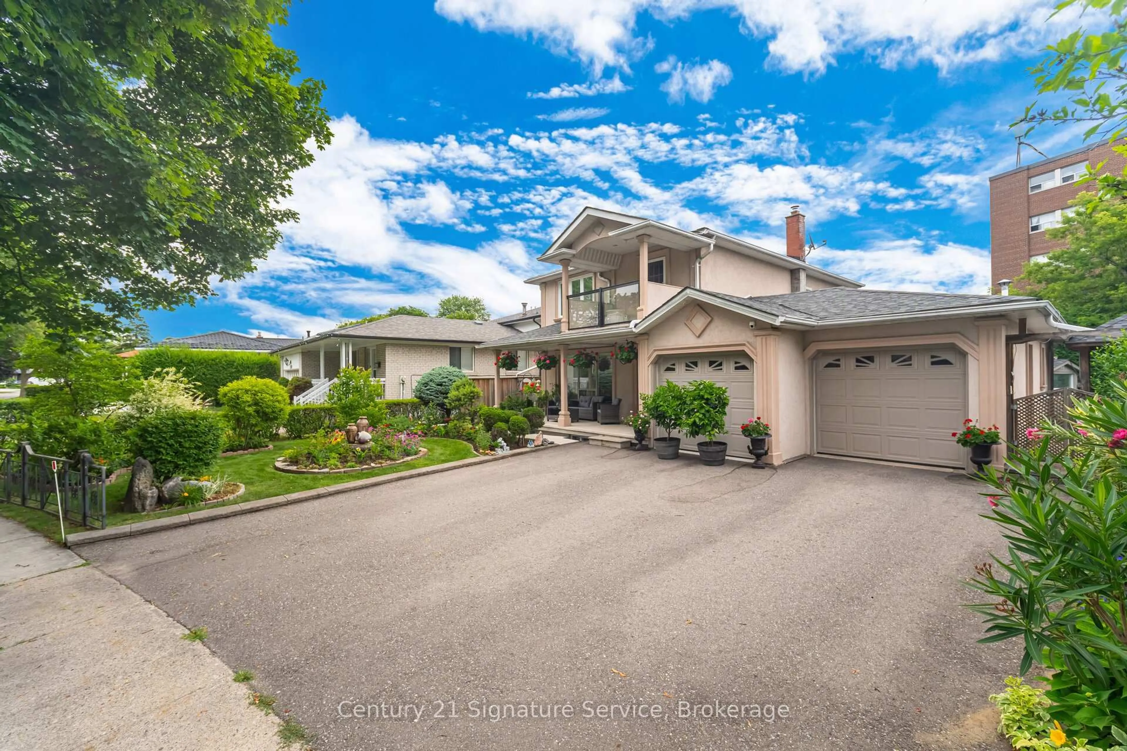 A pic from outside/outdoor area/front of a property/back of a property/a pic from drone, street for 512 Selsey Dr, Mississauga Ontario L5A 1B9