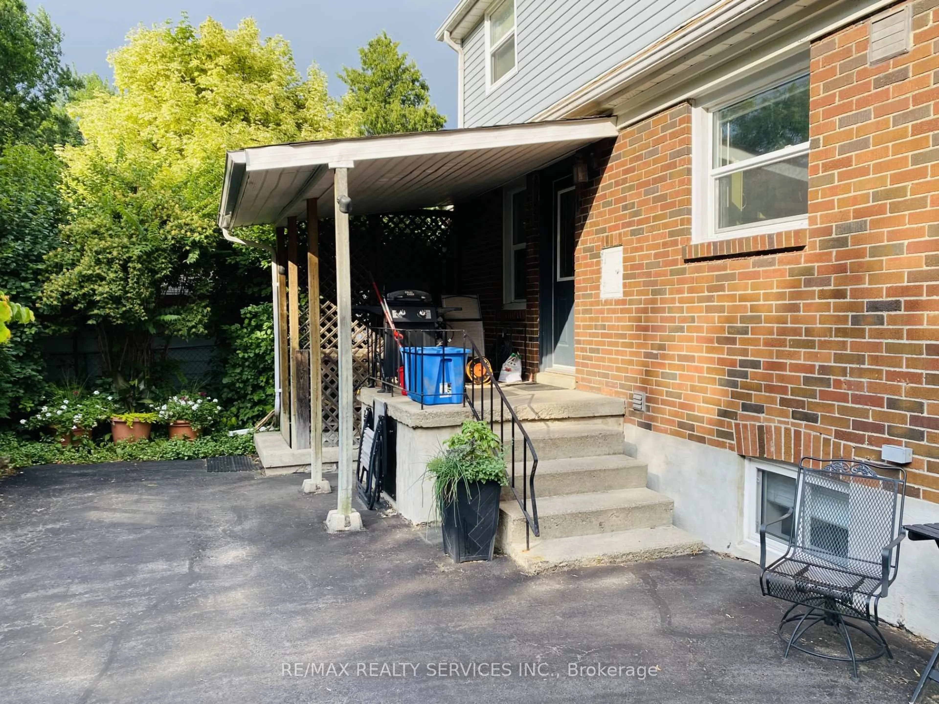 Patio, street for 42 McCaul St, Brampton Ontario L6V 1J2