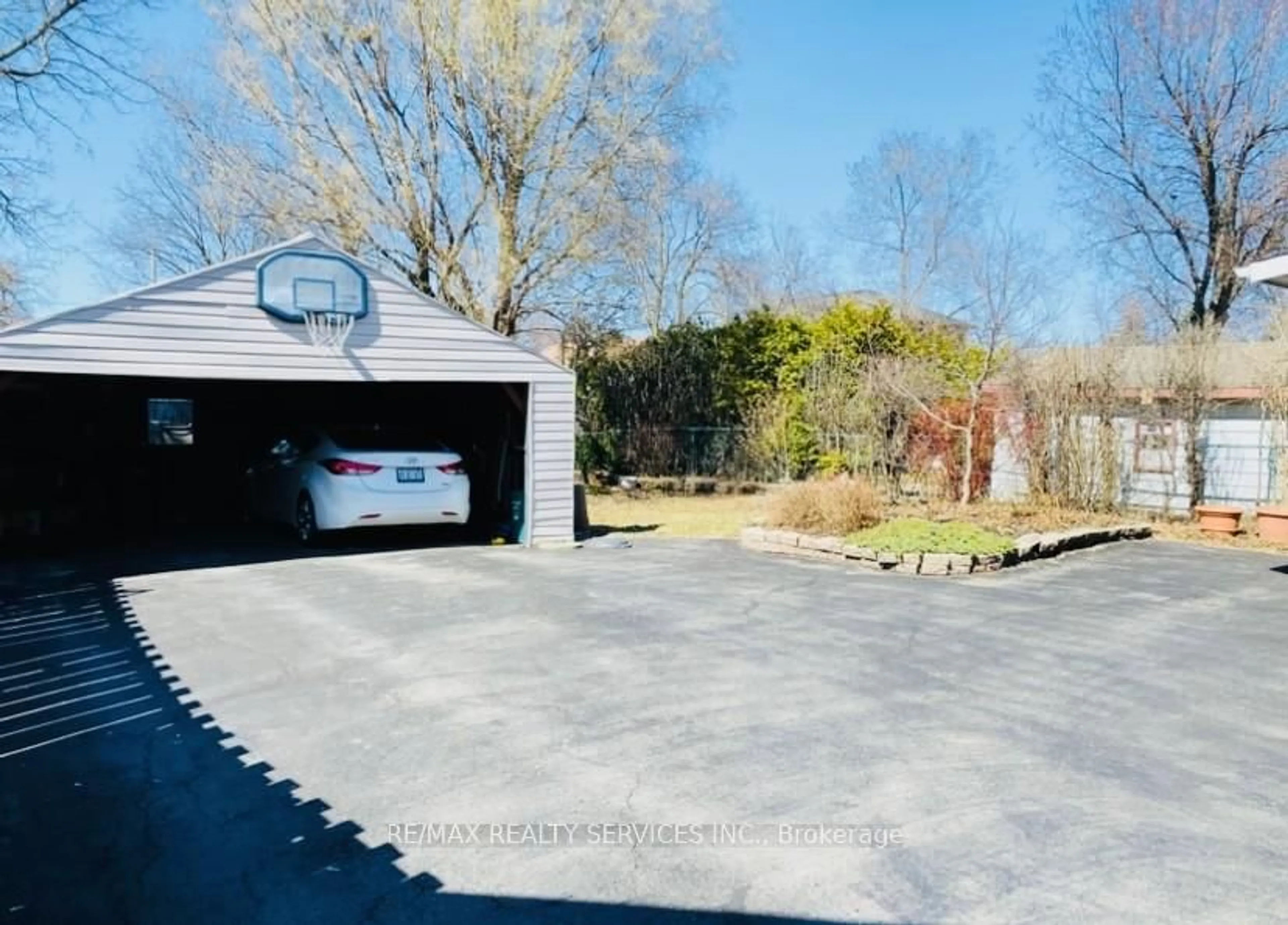 A pic from outside/outdoor area/front of a property/back of a property/a pic from drone, street for 42 McCaul St, Brampton Ontario L6V 1J2