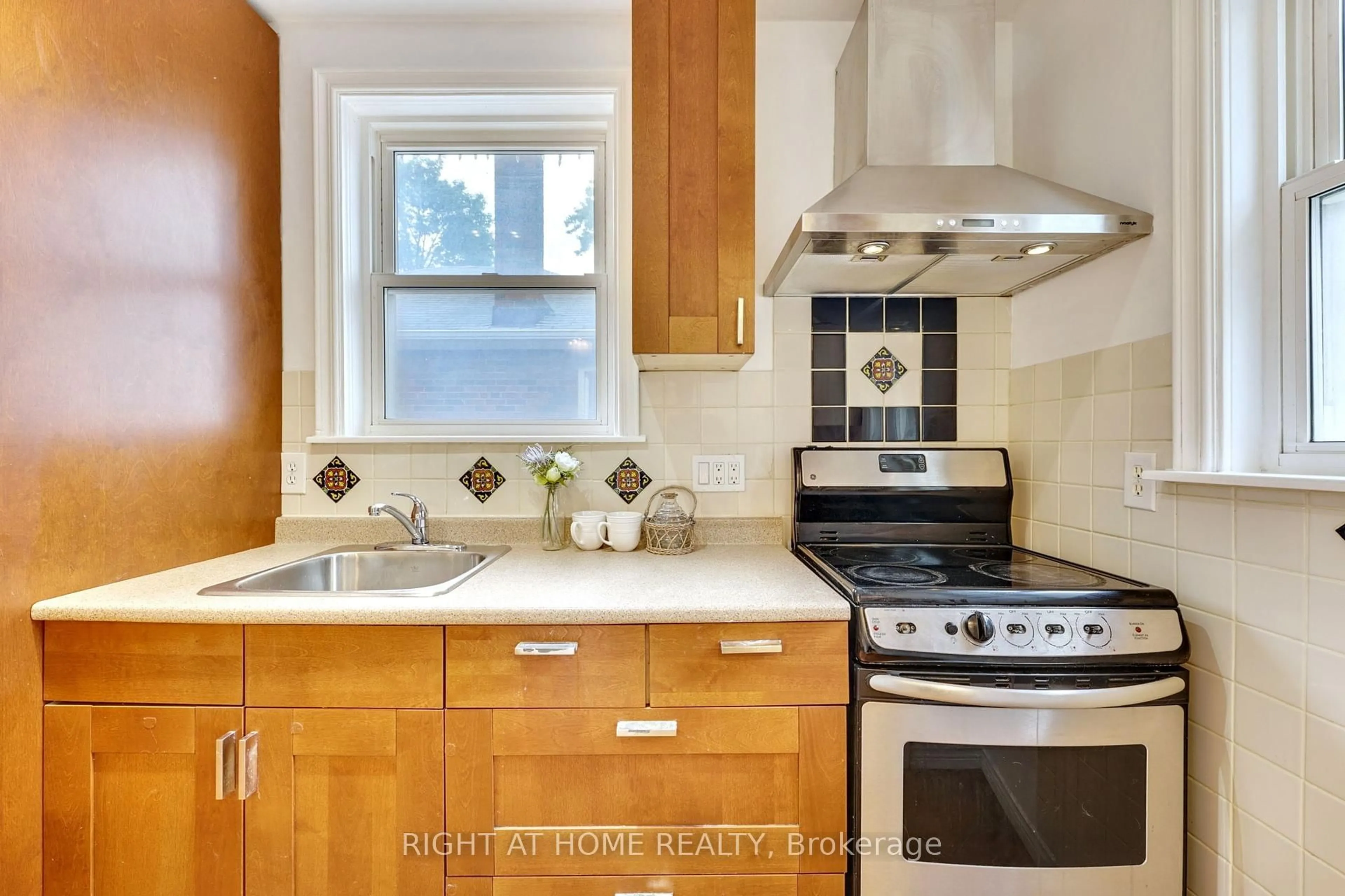 Standard kitchen, ceramic/tile floor for 164 William St, Toronto Ontario M9N 2H1