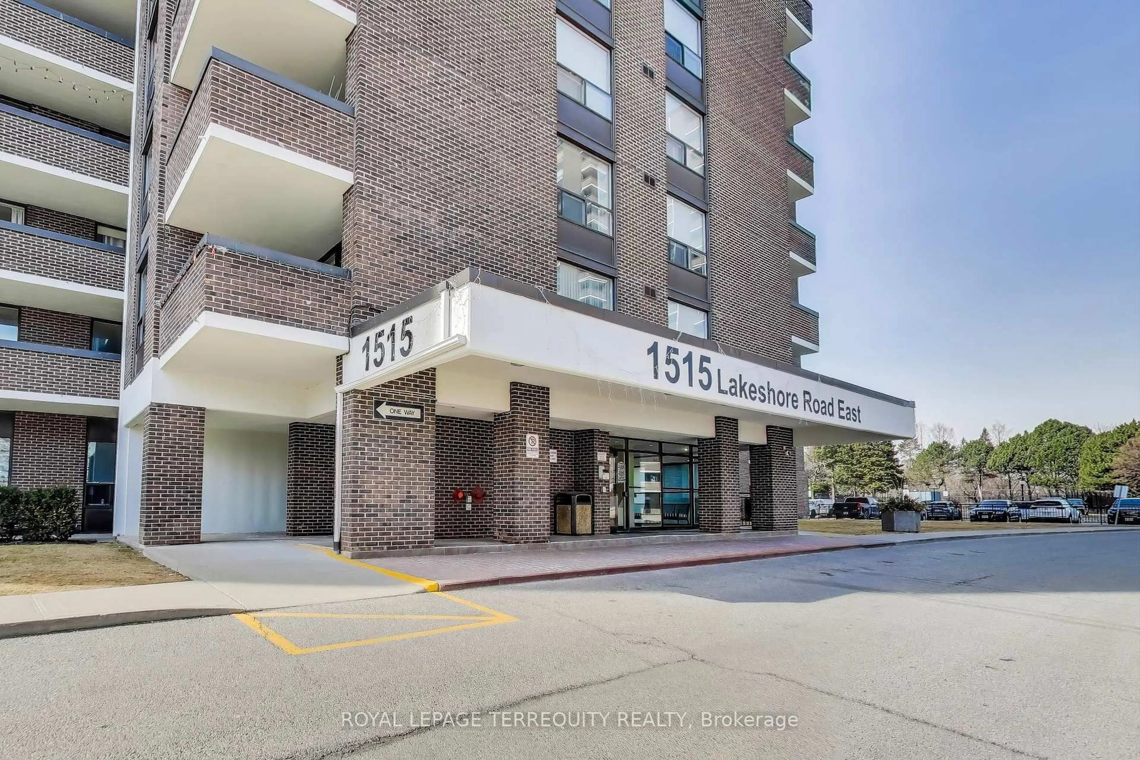Indoor foyer for 1515 Lakeshore Rd #1510, Mississauga Ontario L5E 3E3